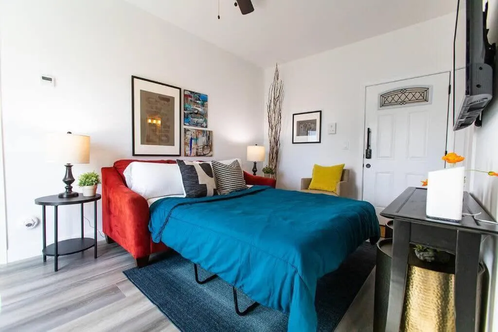 Walk 2 Restaurants & Bars-Relax on Private Patio