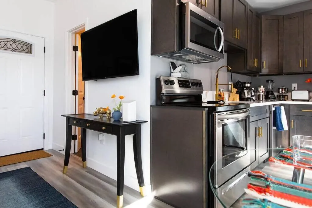 Walk 2 Restaurants & Bars-Relax on Private Patio