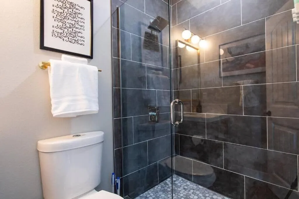 Walk 2 Restaurants & Bars-Relax on Private Patio