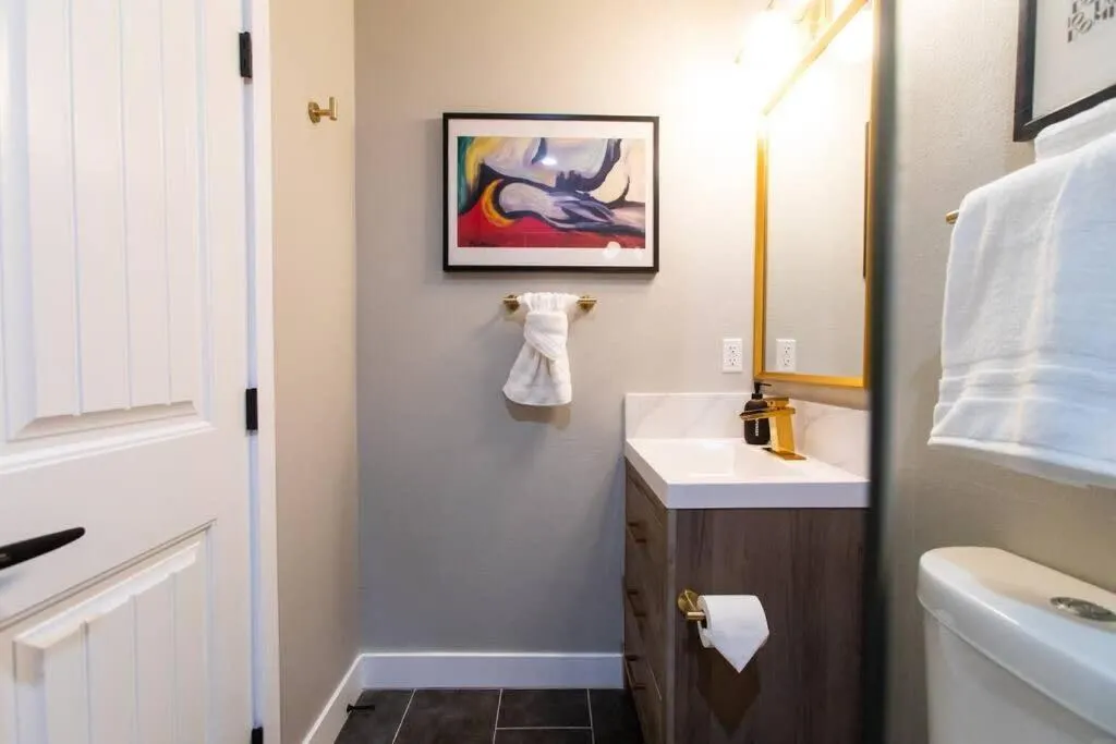 Walk 2 Restaurants & Bars-Relax on Private Patio