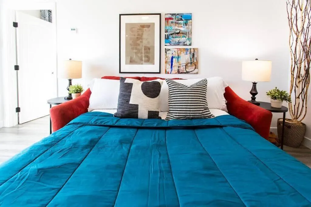 Walk 2 Restaurants & Bars-Relax on Private Patio