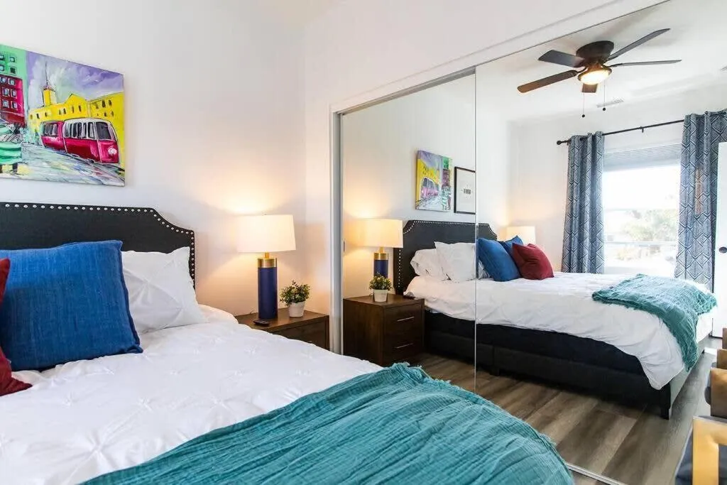 Walk 2 Restaurants & Bars-Relax on Private Patio