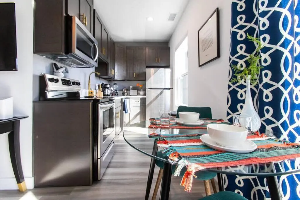 Walk 2 Restaurants & Bars-Relax on Private Patio