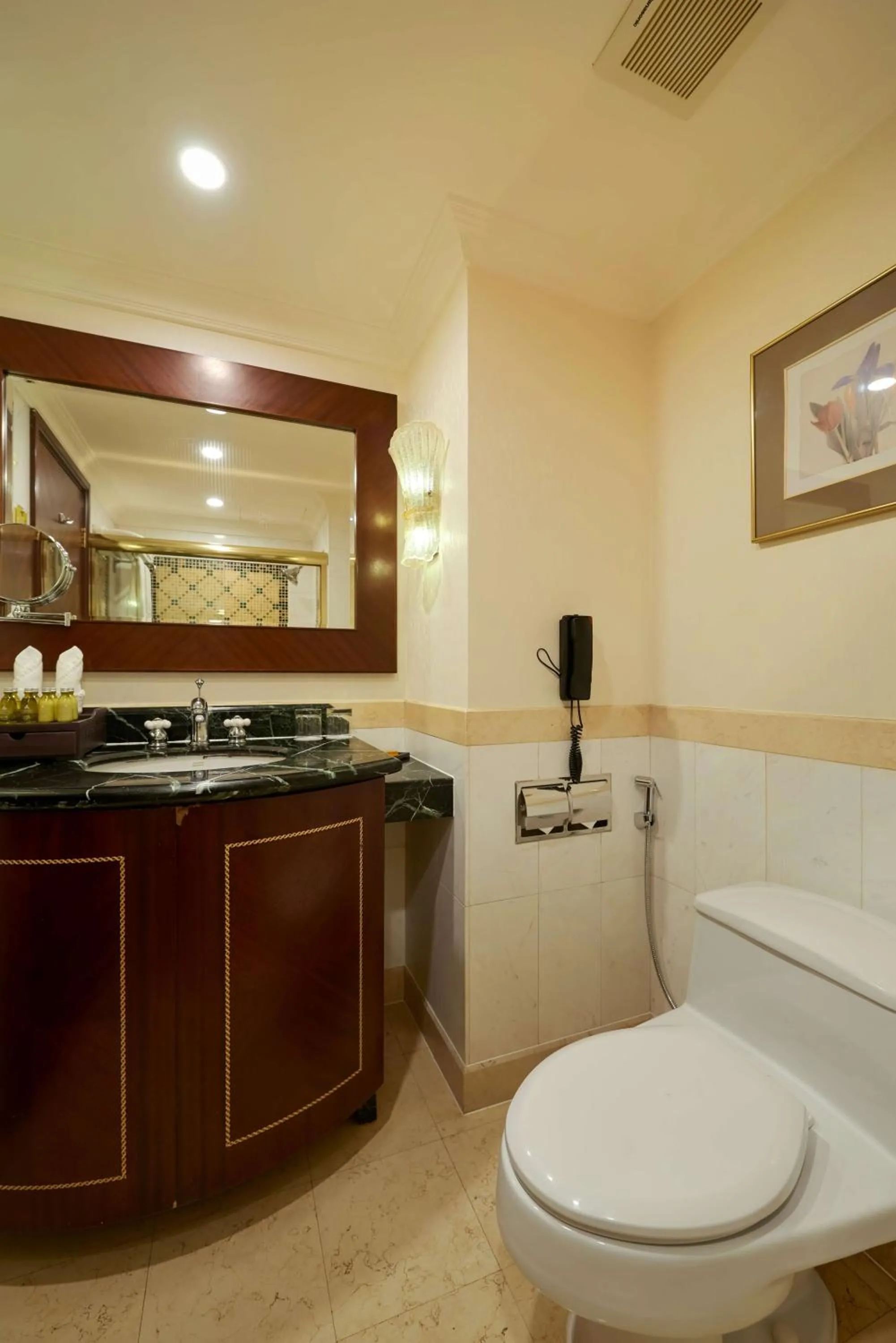Bathroom in Khách sạn Quốc tế Lợi Lai - Li Lai International Hotel