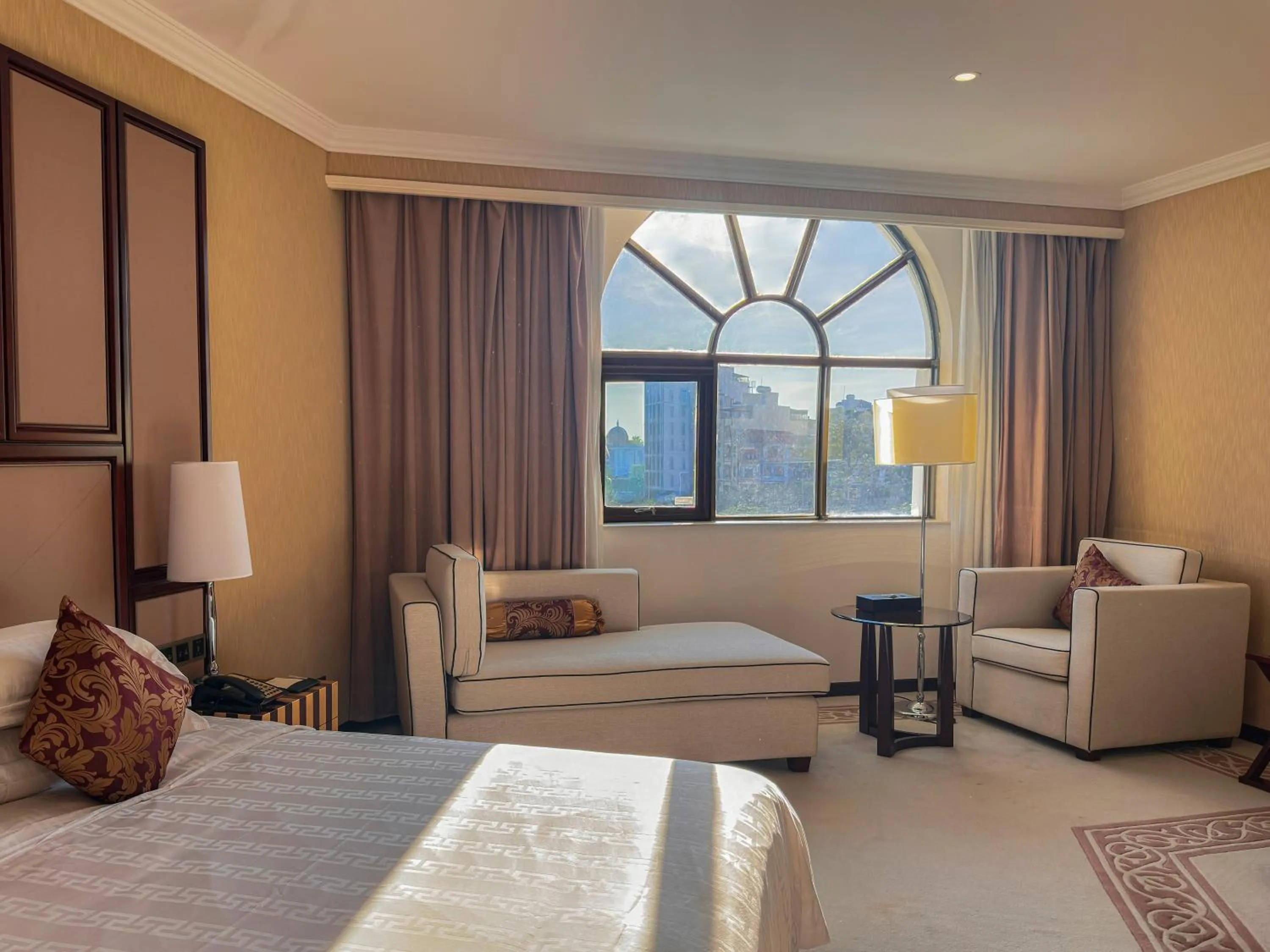 View (from property/room), Bed in Khách sạn Quốc tế Lợi Lai - Li Lai International Hotel