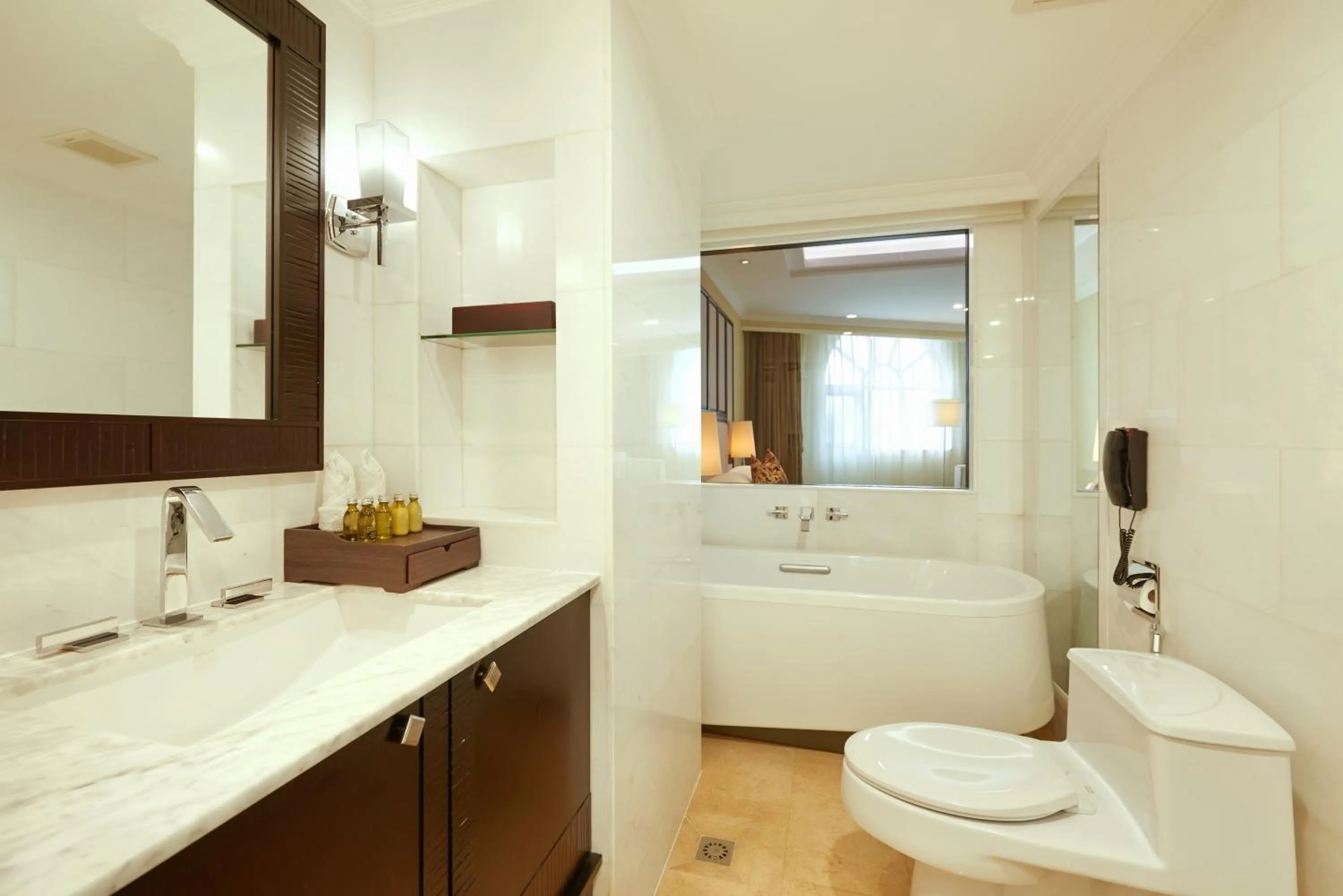 Shower in Khách sạn Quốc tế Lợi Lai - Li Lai International Hotel