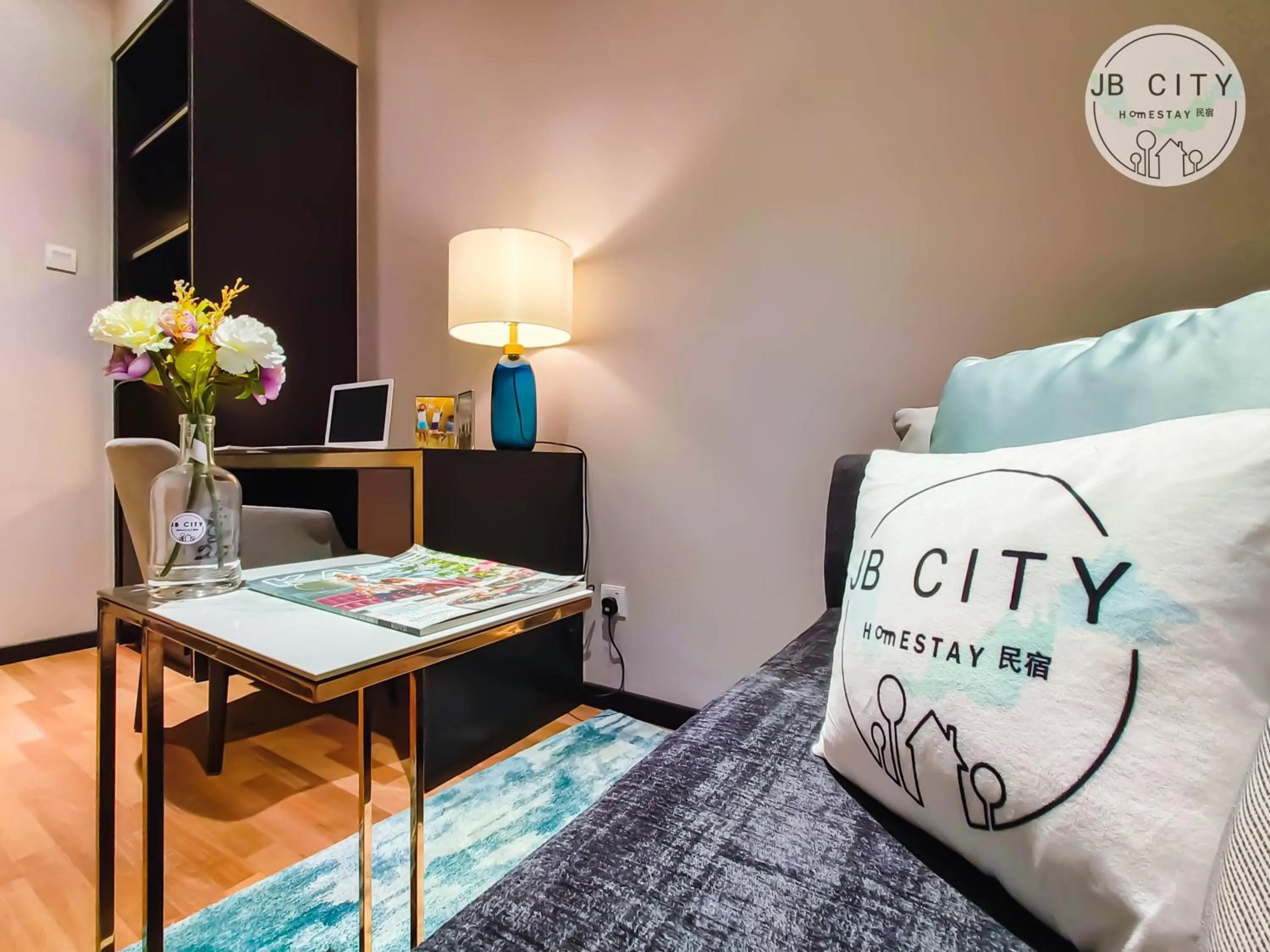 Seating area, Bed in Paradigm Residence by RR JBcity