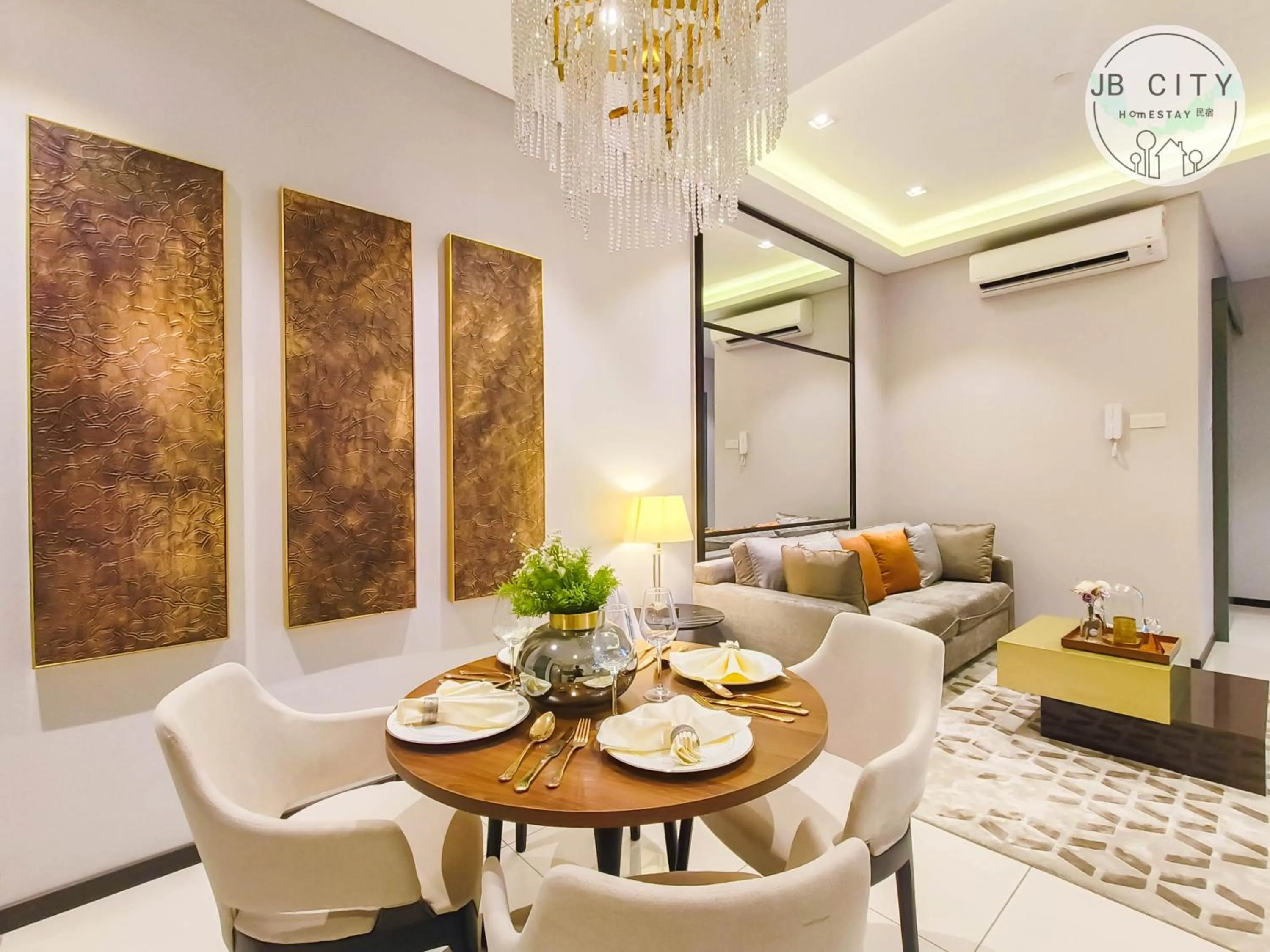 Living room in Paradigm Residence by RR JBcity