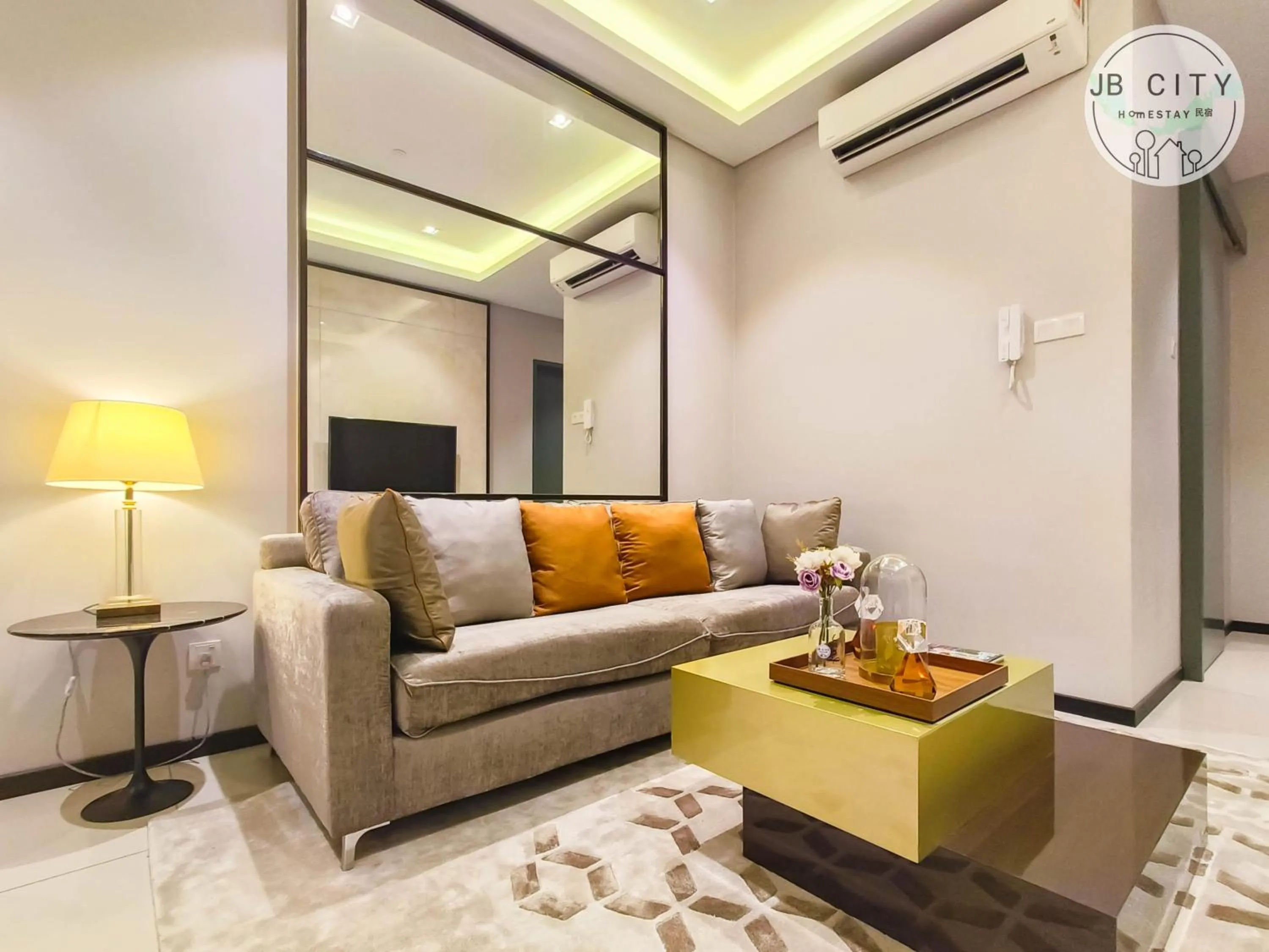 Living room in Paradigm Residence by RR JBcity