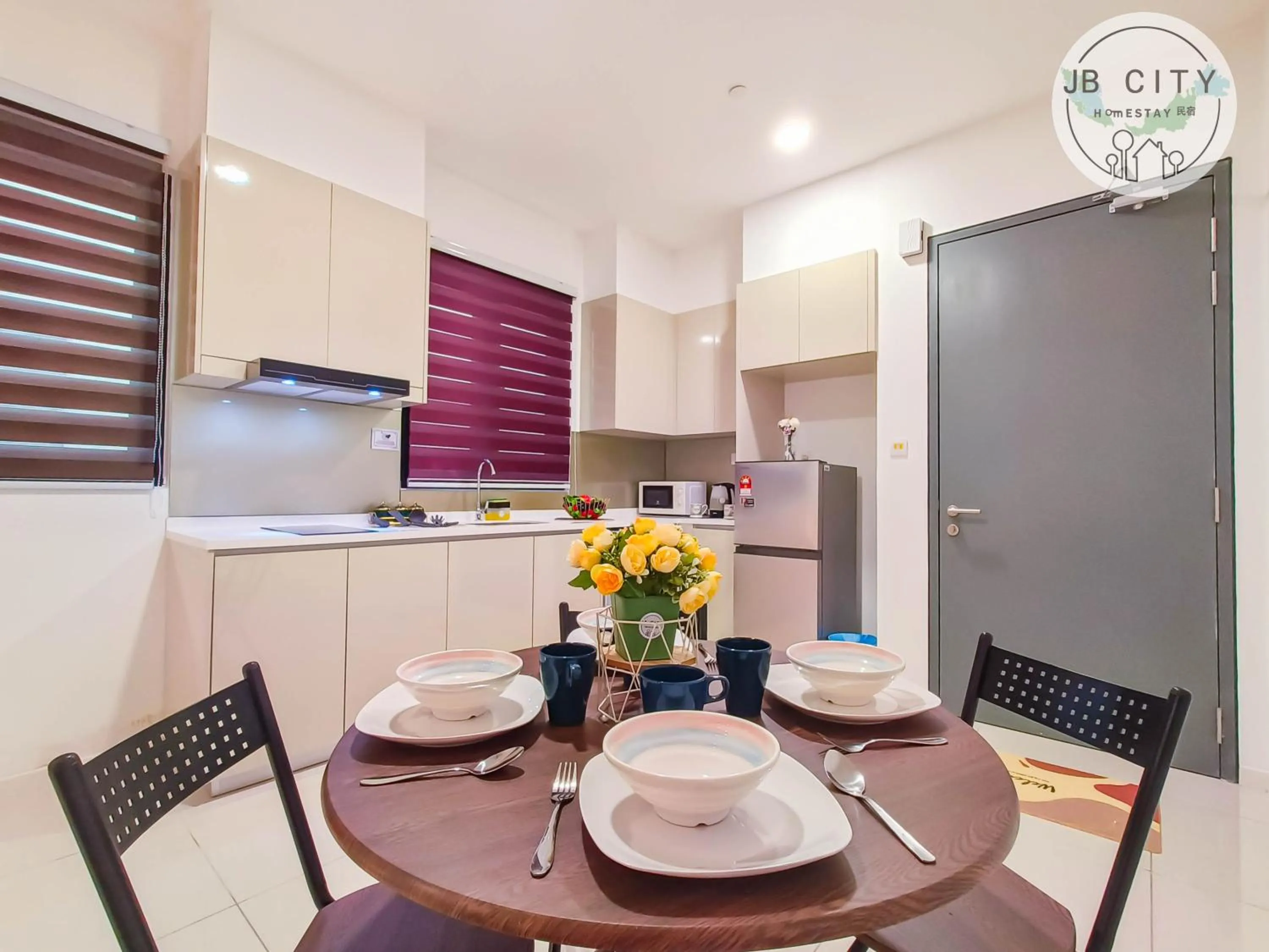 Kitchen or kitchenette in Paradigm Residence by RR JBcity