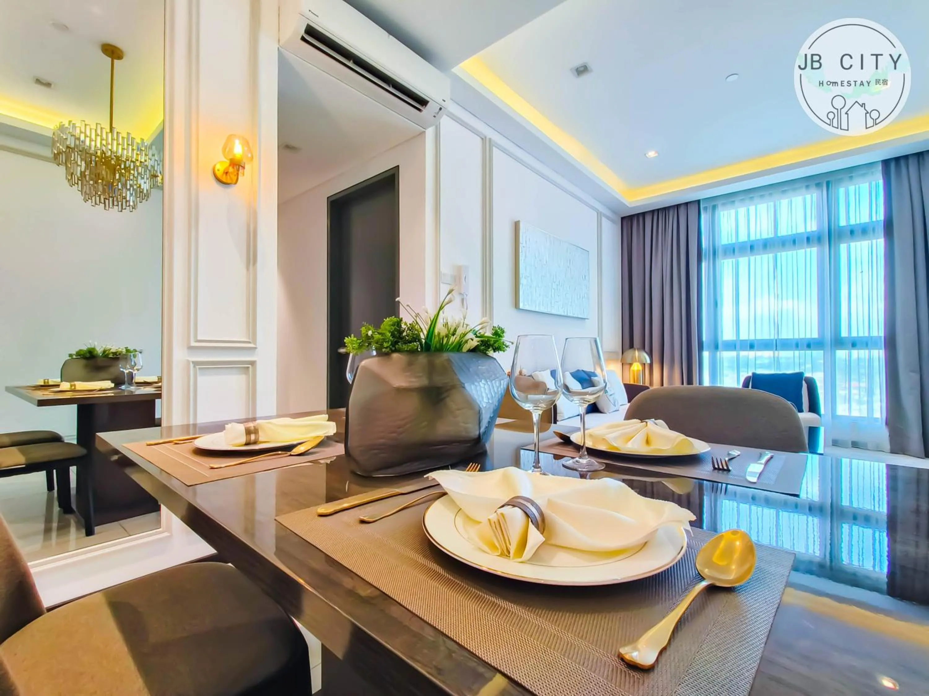 Dining area in Paradigm Residence by RR JBcity