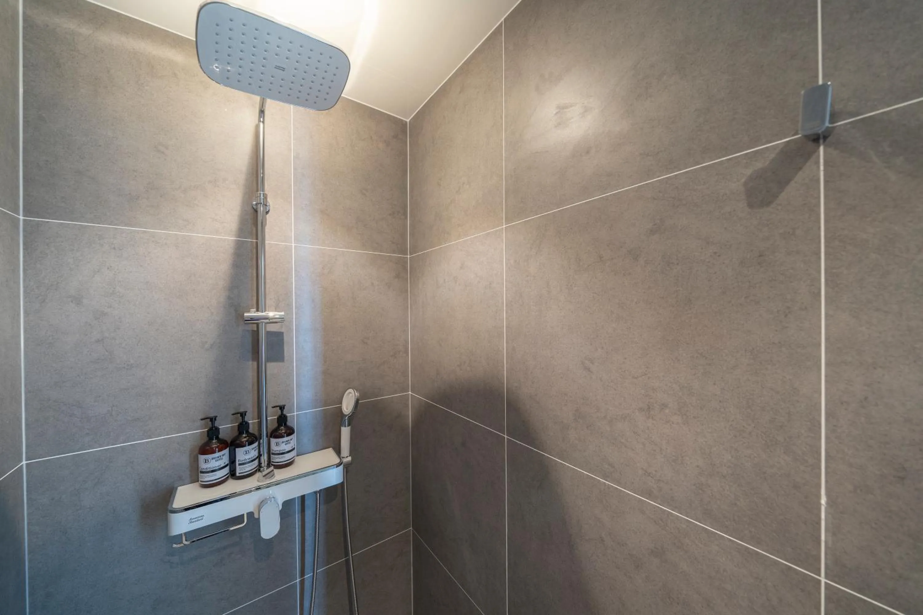 Shower in Brown Dot Siheung Geobuksum