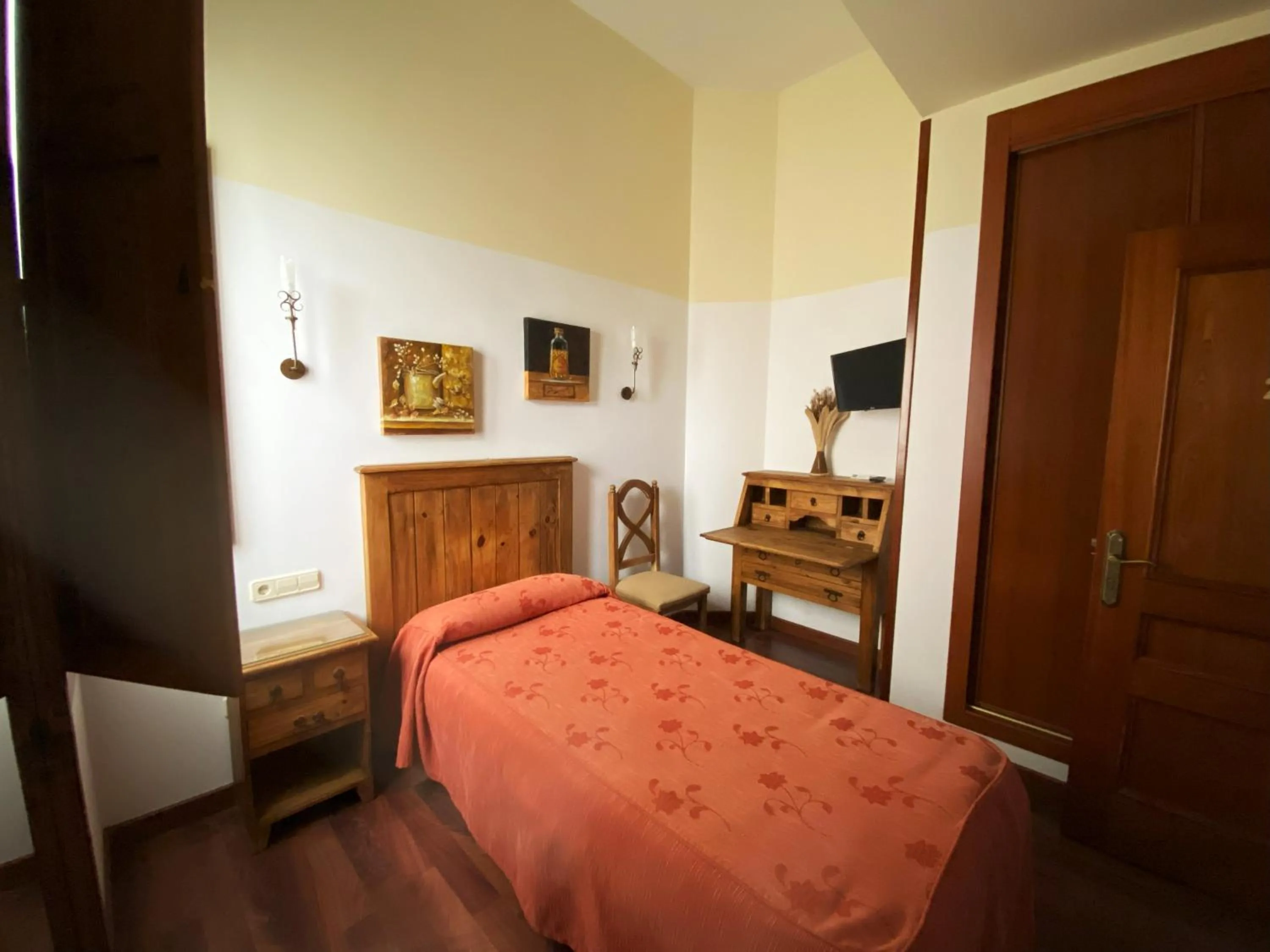 Bed in HOTEL EL RASTRO - Palacio Duque de Tamames -