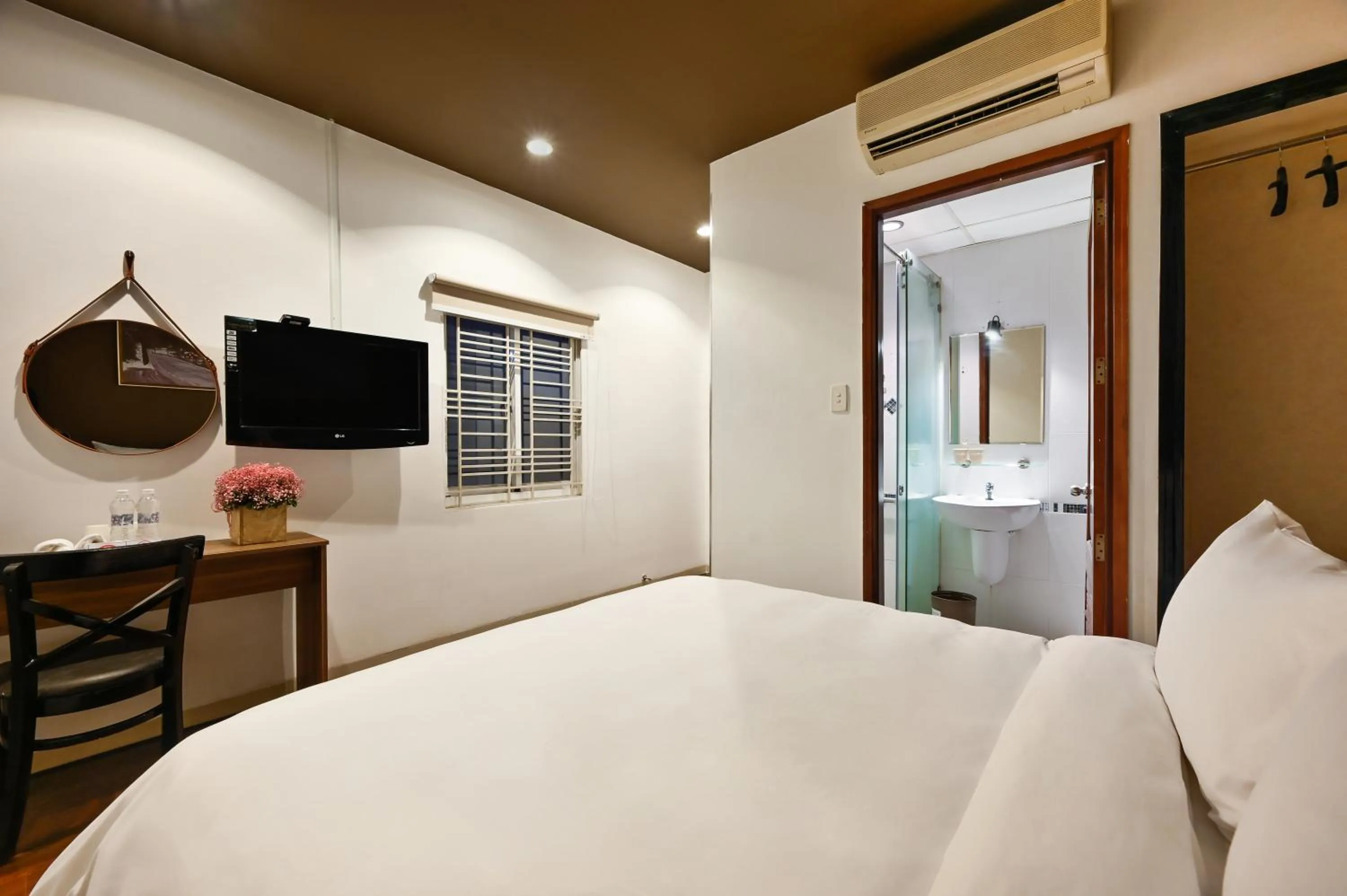 Bed in The Noble Swan Hotel New World