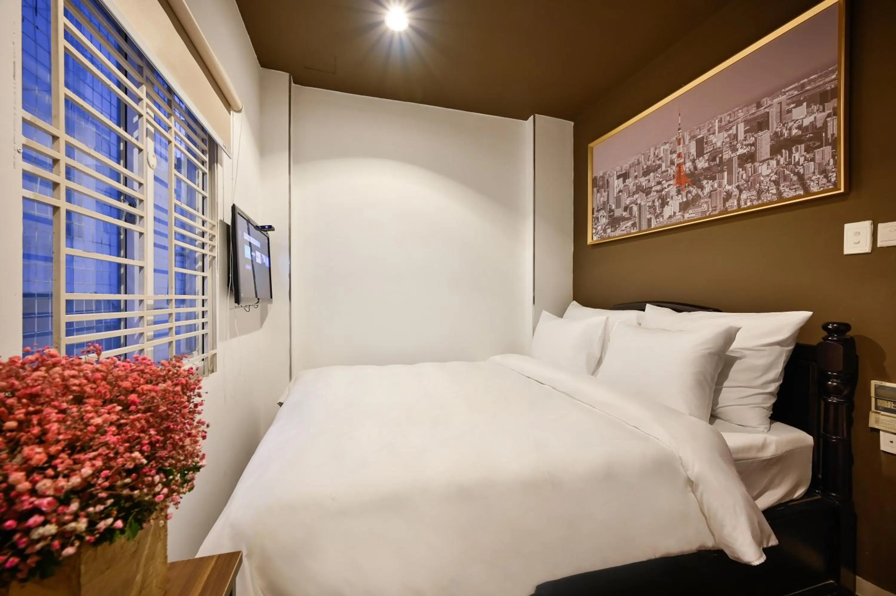 Bed in The Noble Swan Hotel New World