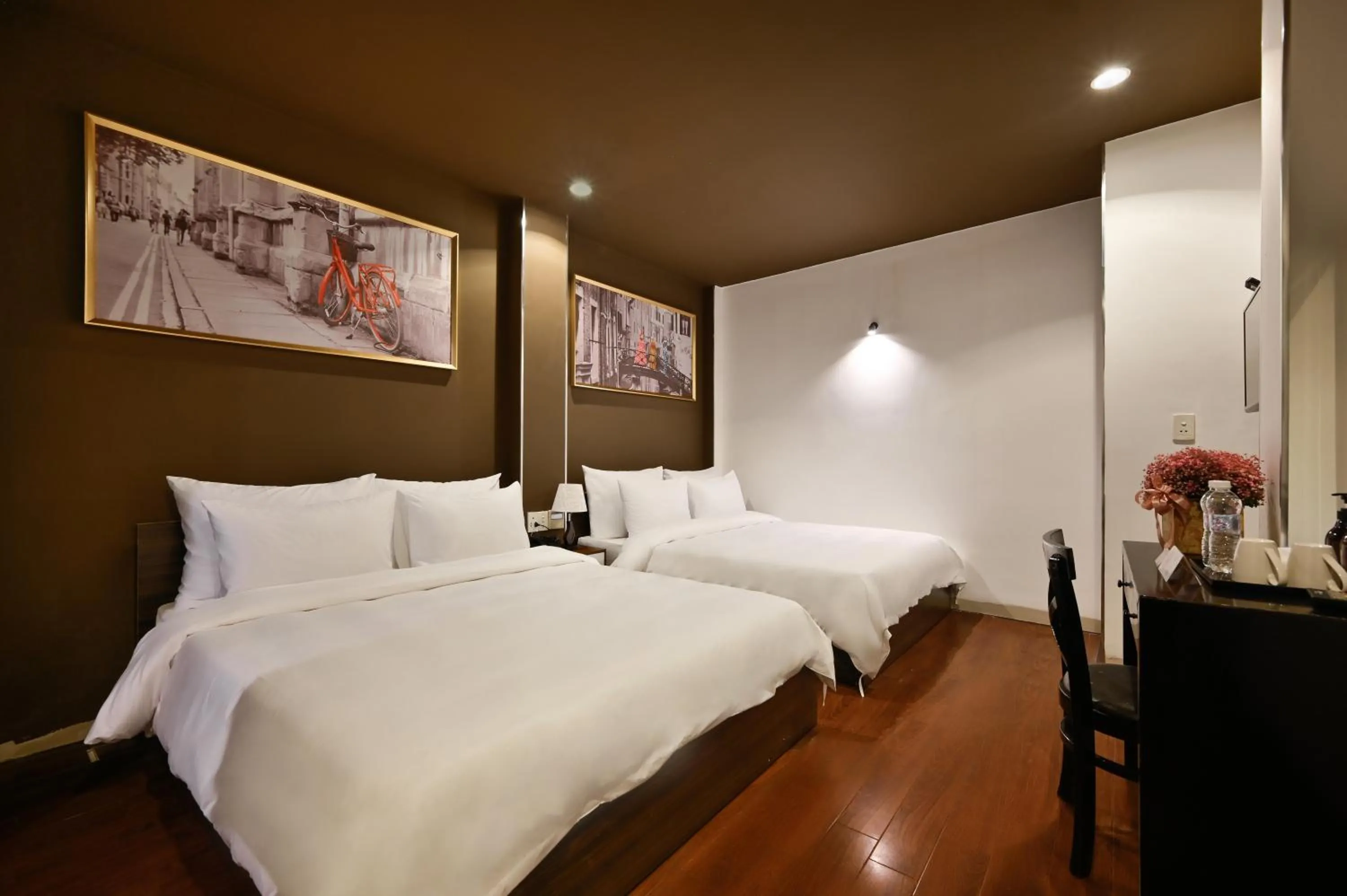 Bed in The Noble Swan Hotel New World