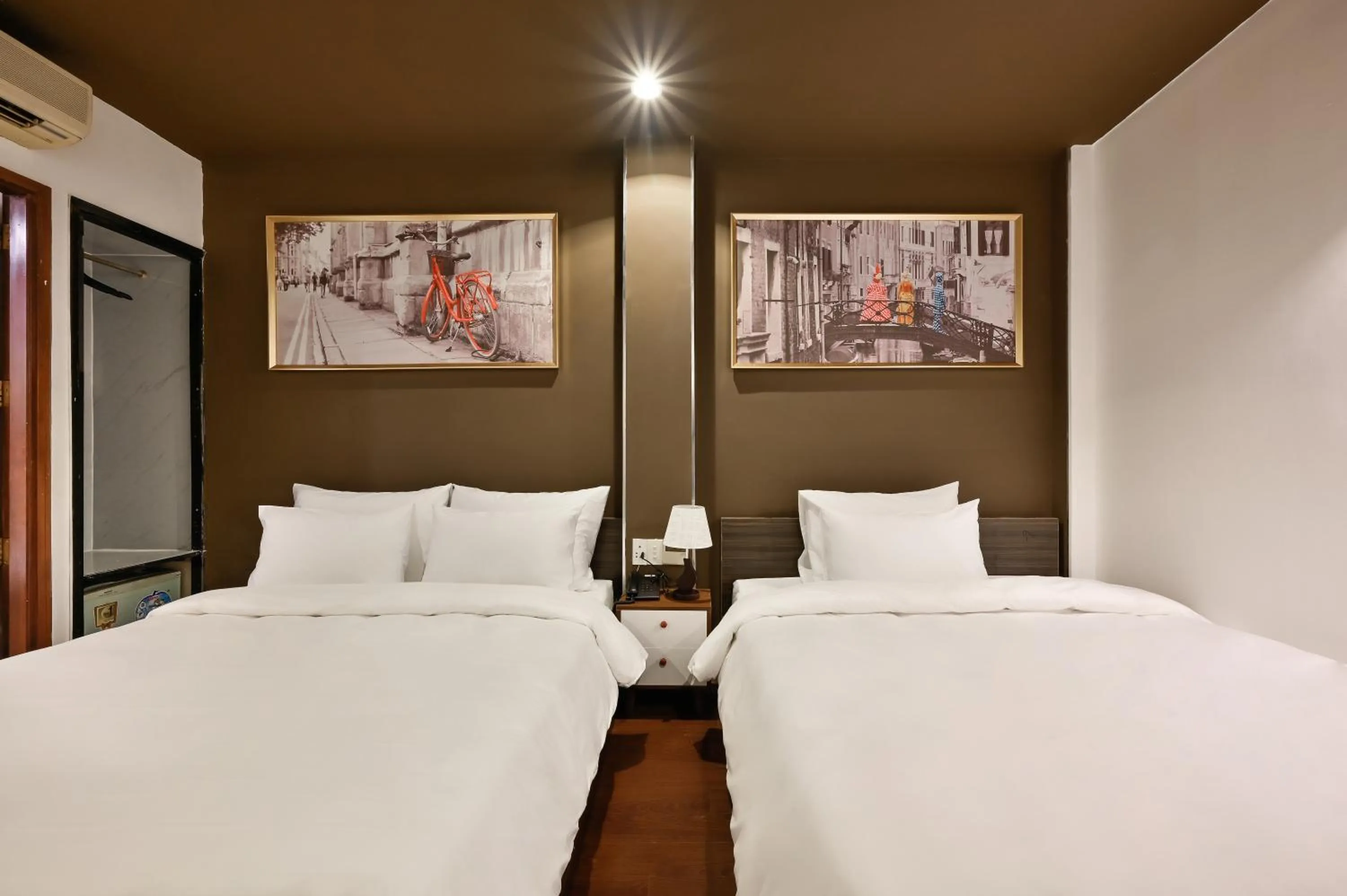 Bed in The Noble Swan Hotel New World