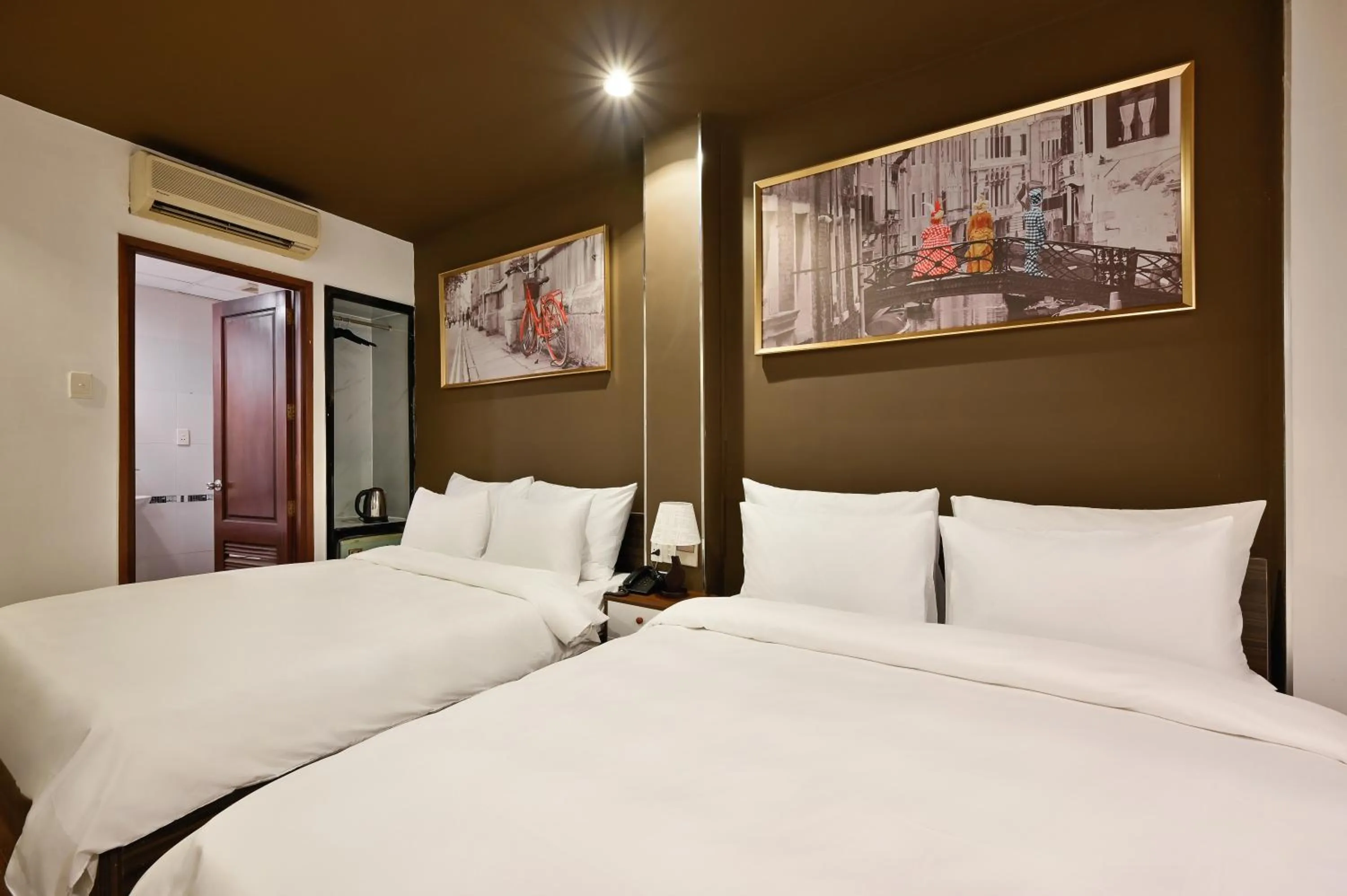 Bed in The Noble Swan Hotel New World