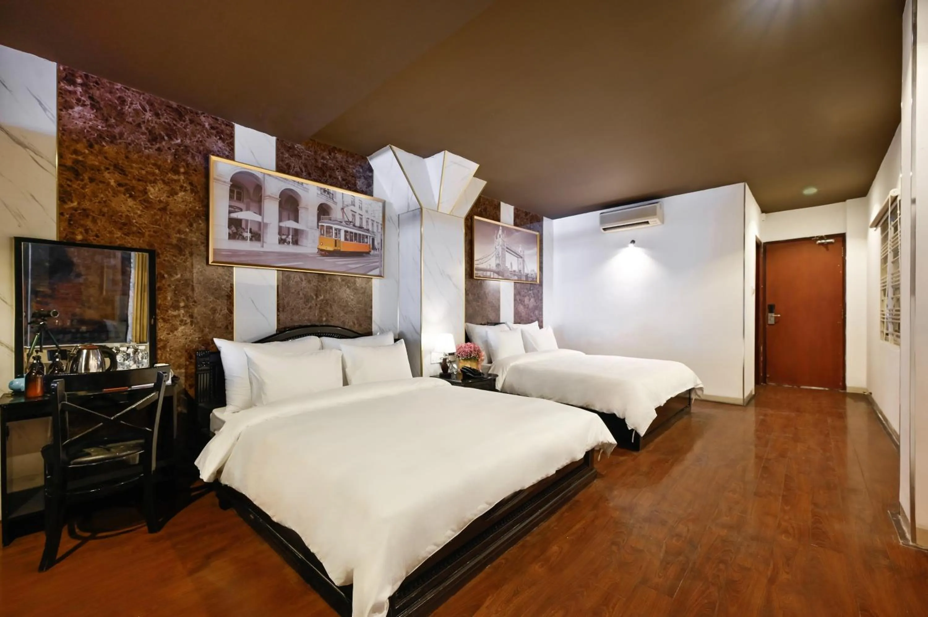 Bed in The Noble Swan Hotel New World