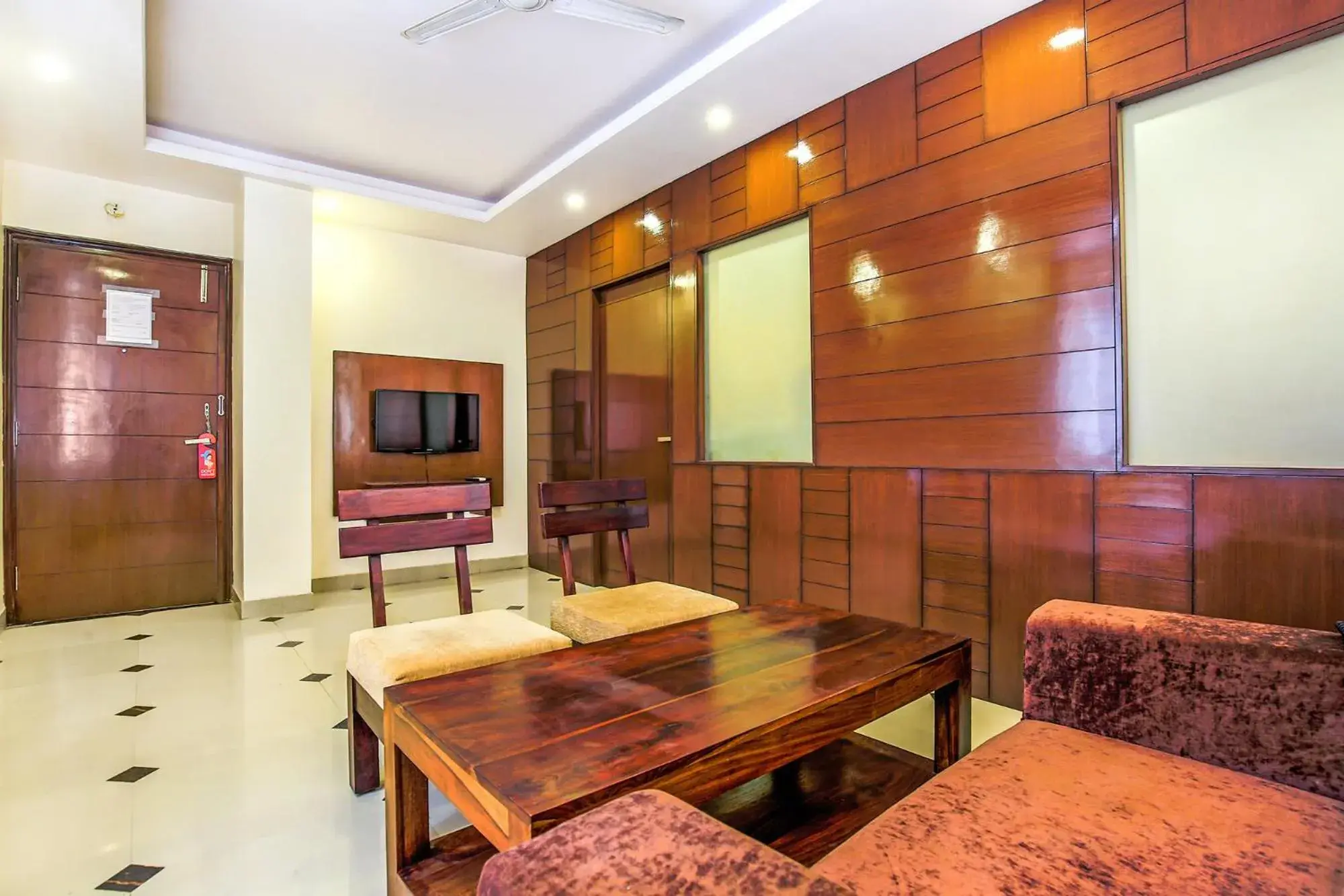 Seating area in FabHotel Tipsyy Inn Suites Seating area in FabHotel Tipsyy Inn Suites