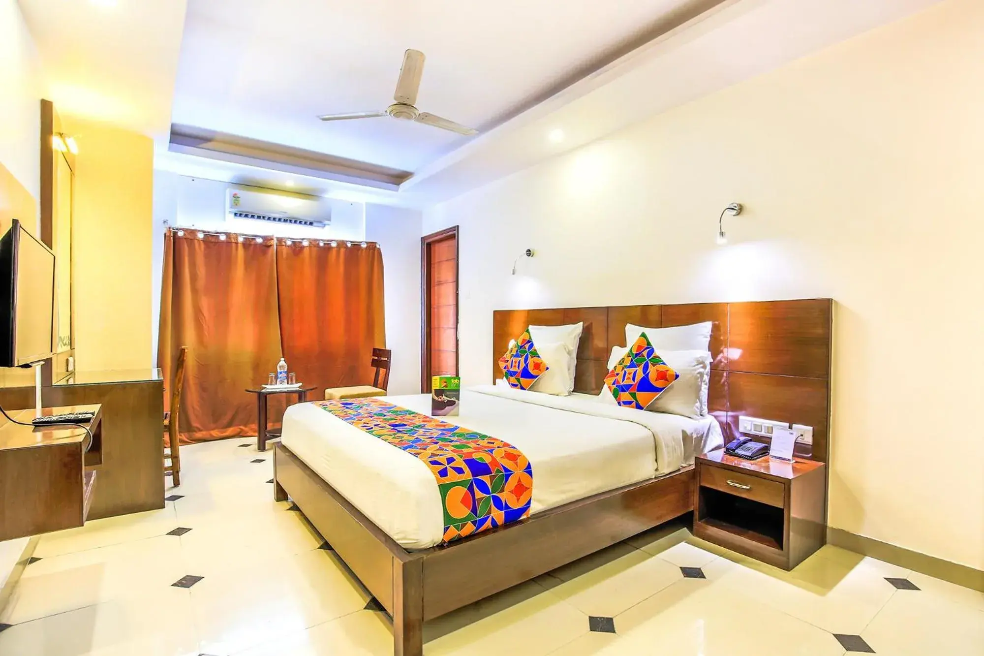 Bed in FabHotel Tipsyy Inn Suites Bed in FabHotel Tipsyy Inn Suites