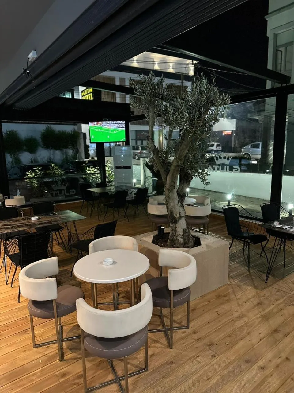 Restaurant/places to eat in HOTEL GJUTA