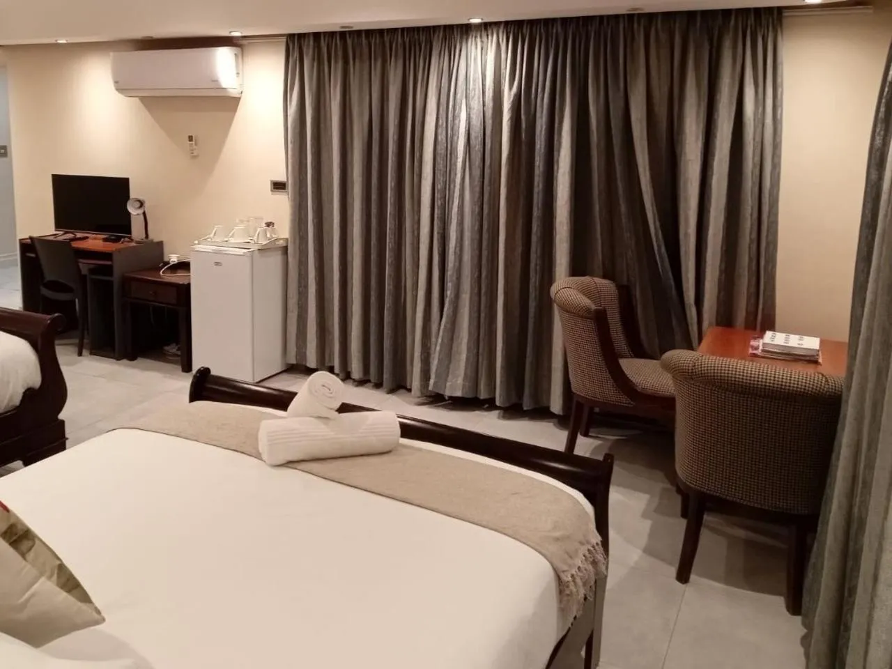 Seating area, Bed in Orchids Lodge