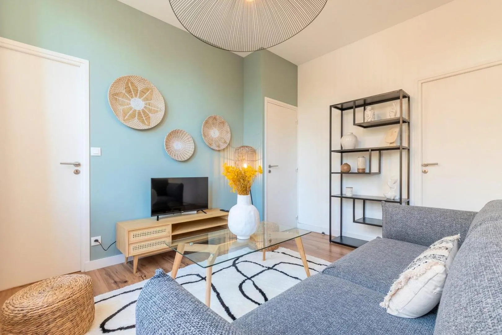 Modern, quiet 3-bedroom apartment with parking