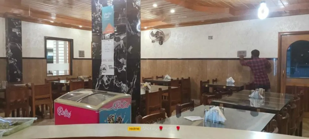 Restaurant/places to eat in Hotel Bharati