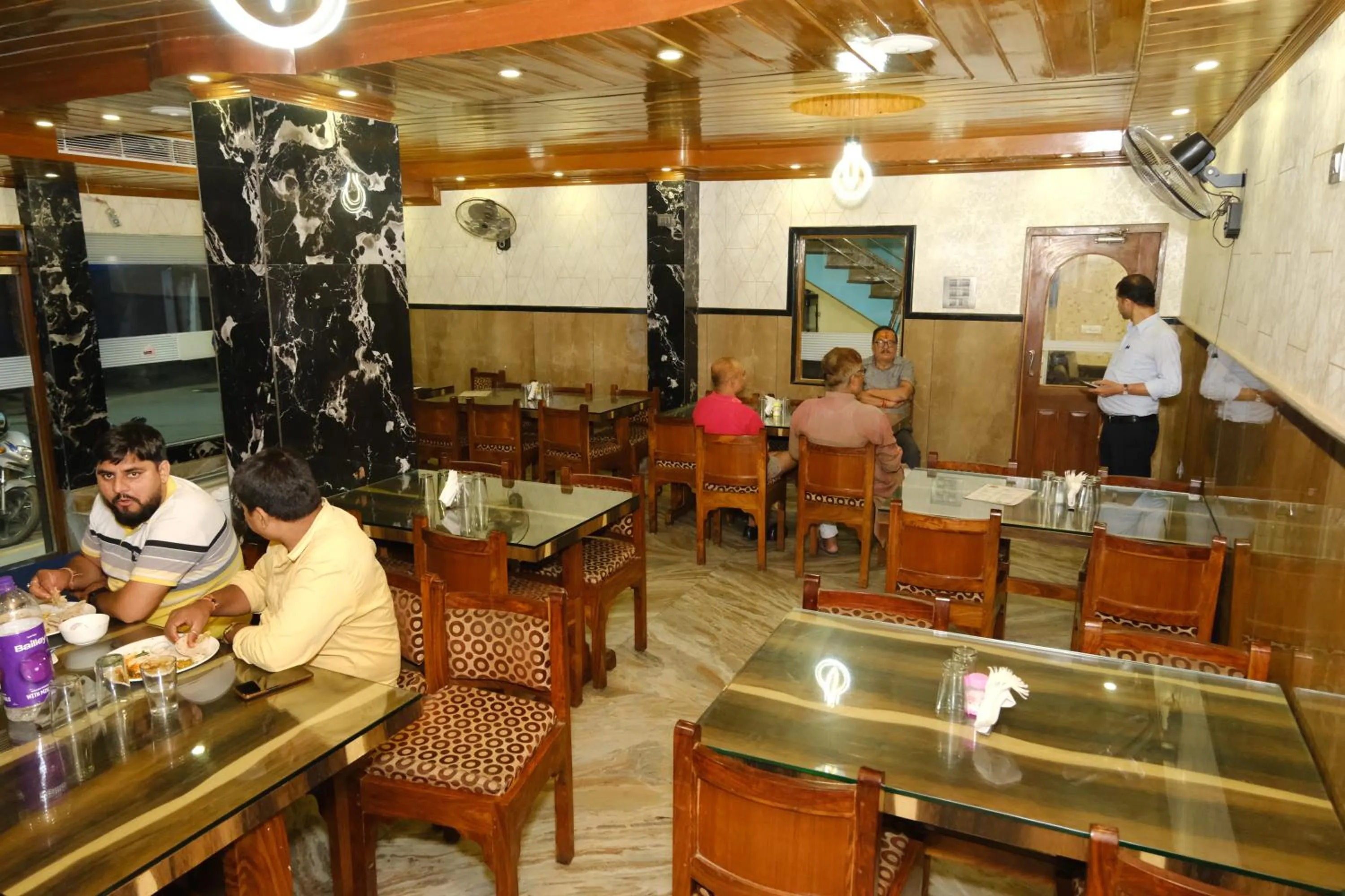 Restaurant/places to eat in Hotel Bharati