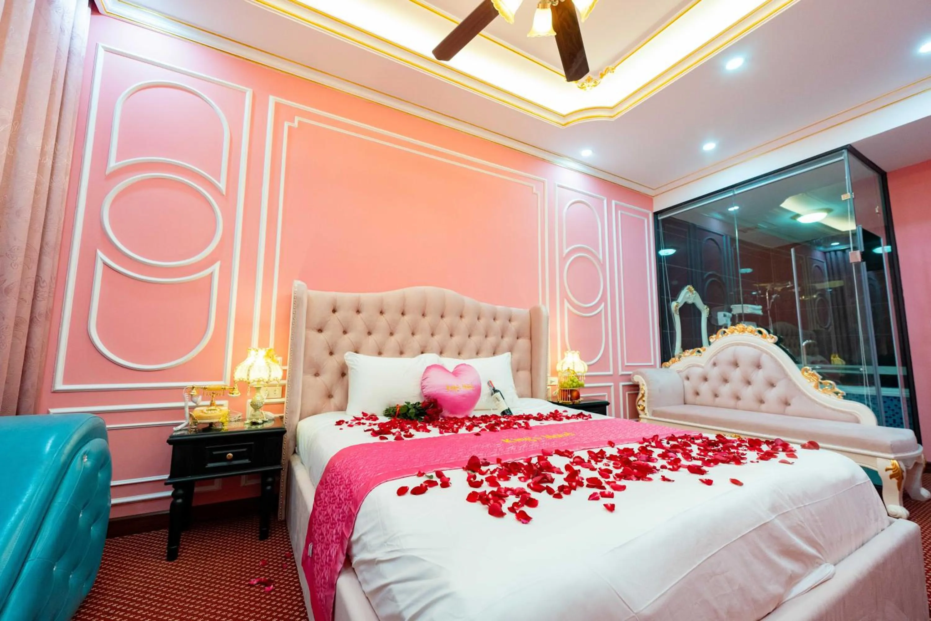 Bed in King's Hotel Linh Đàm 2