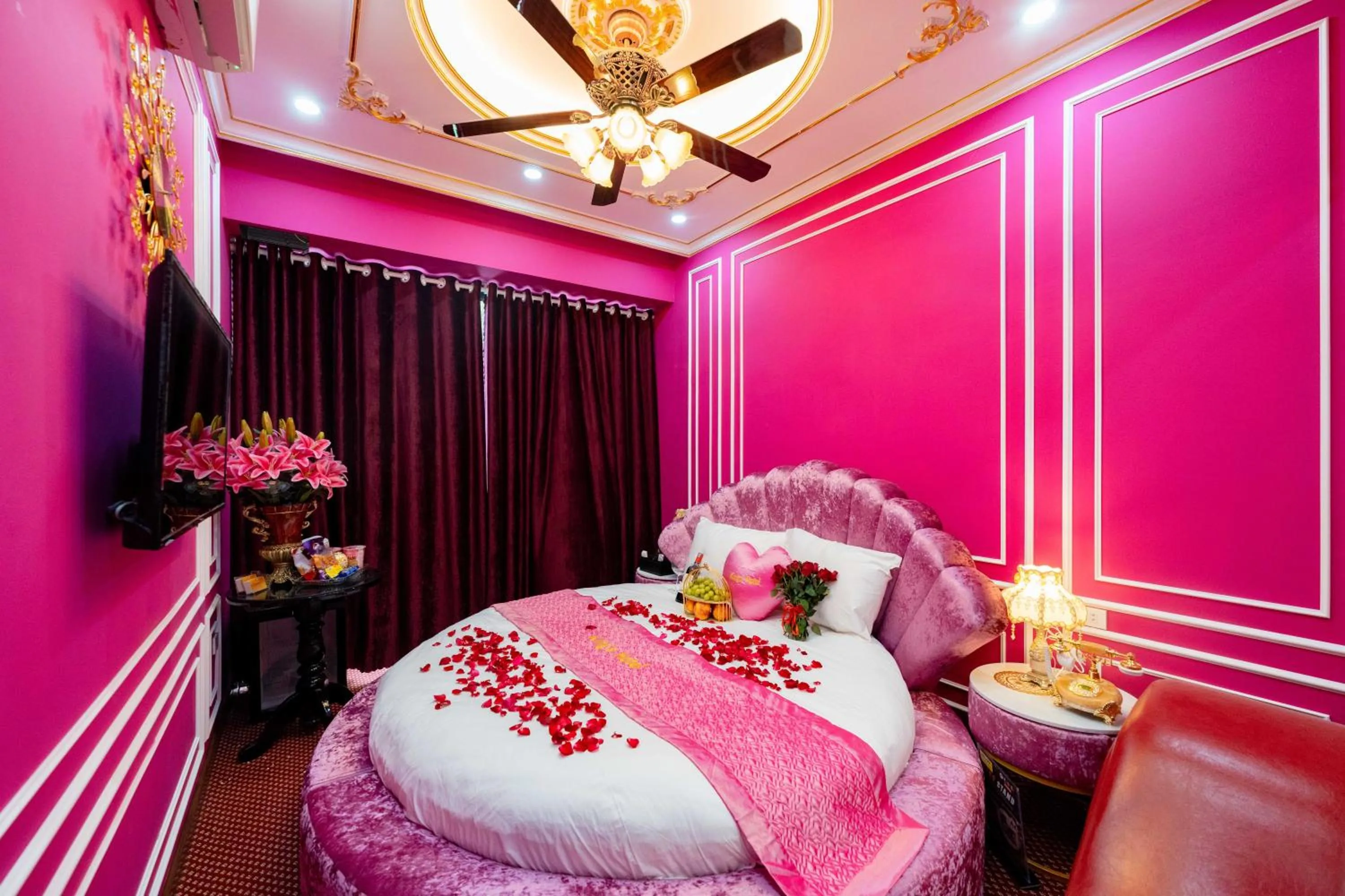 Bed in King's Hotel Linh Đàm 2