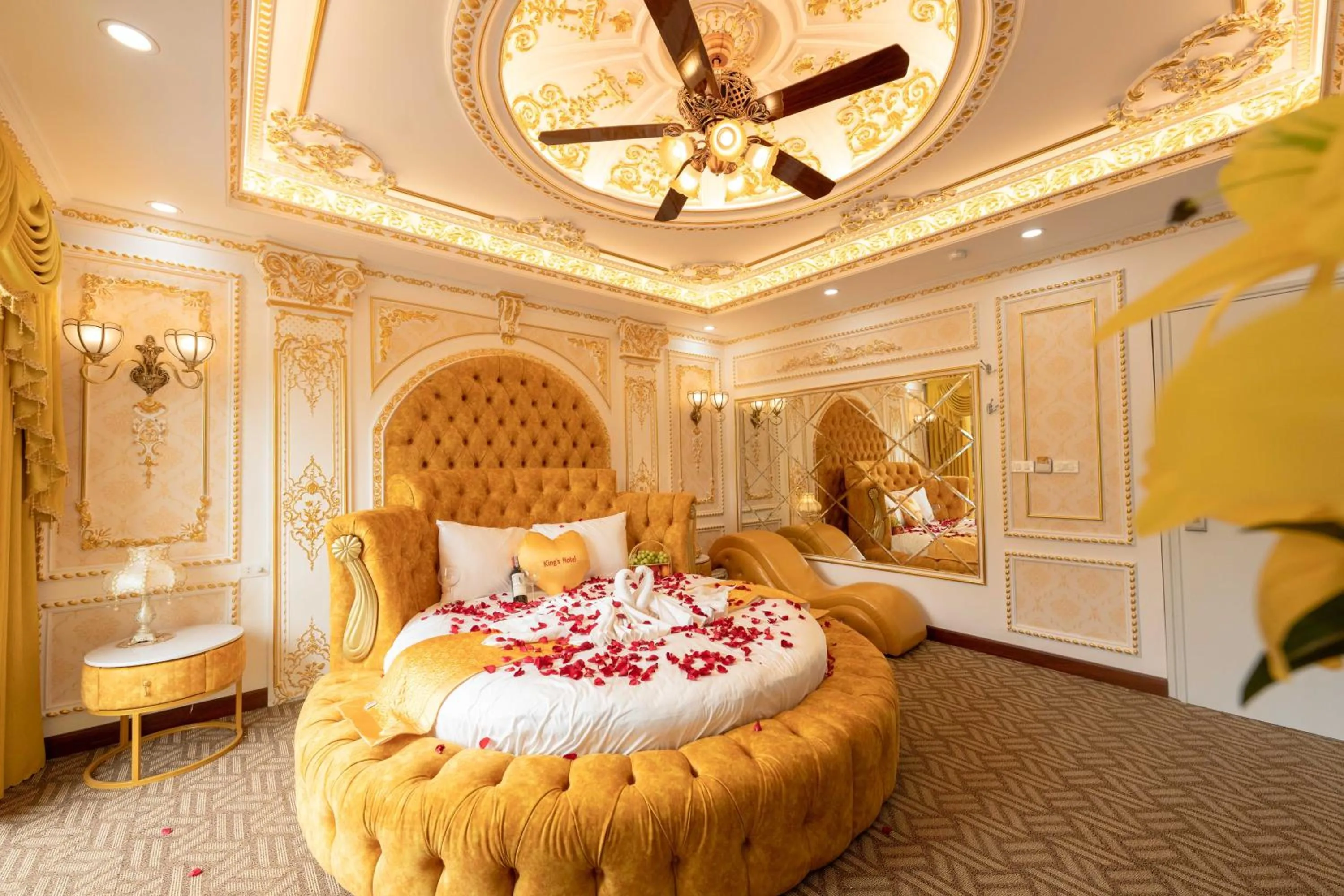 Bed in King's Hotel Linh Đàm 2