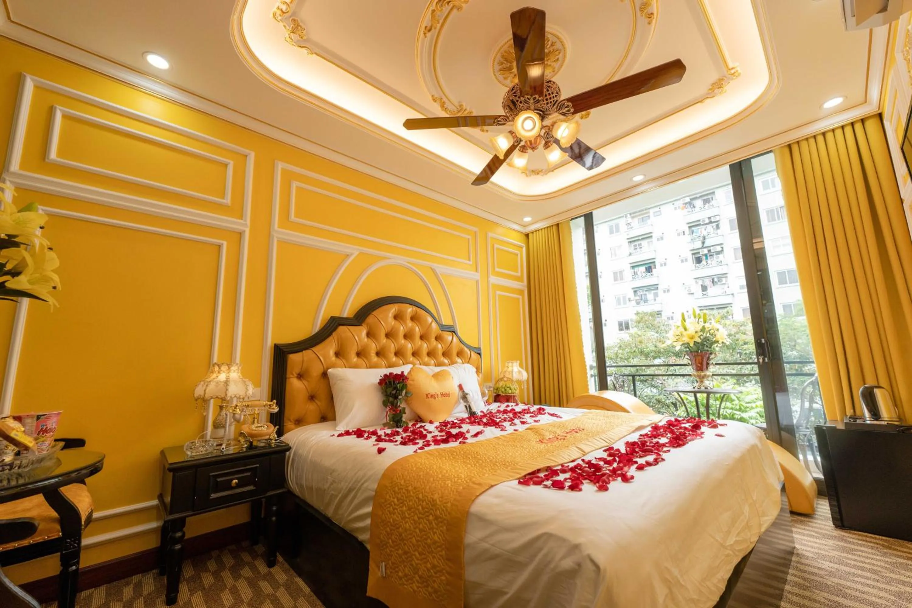 Bed in King's Hotel Linh Đàm 2