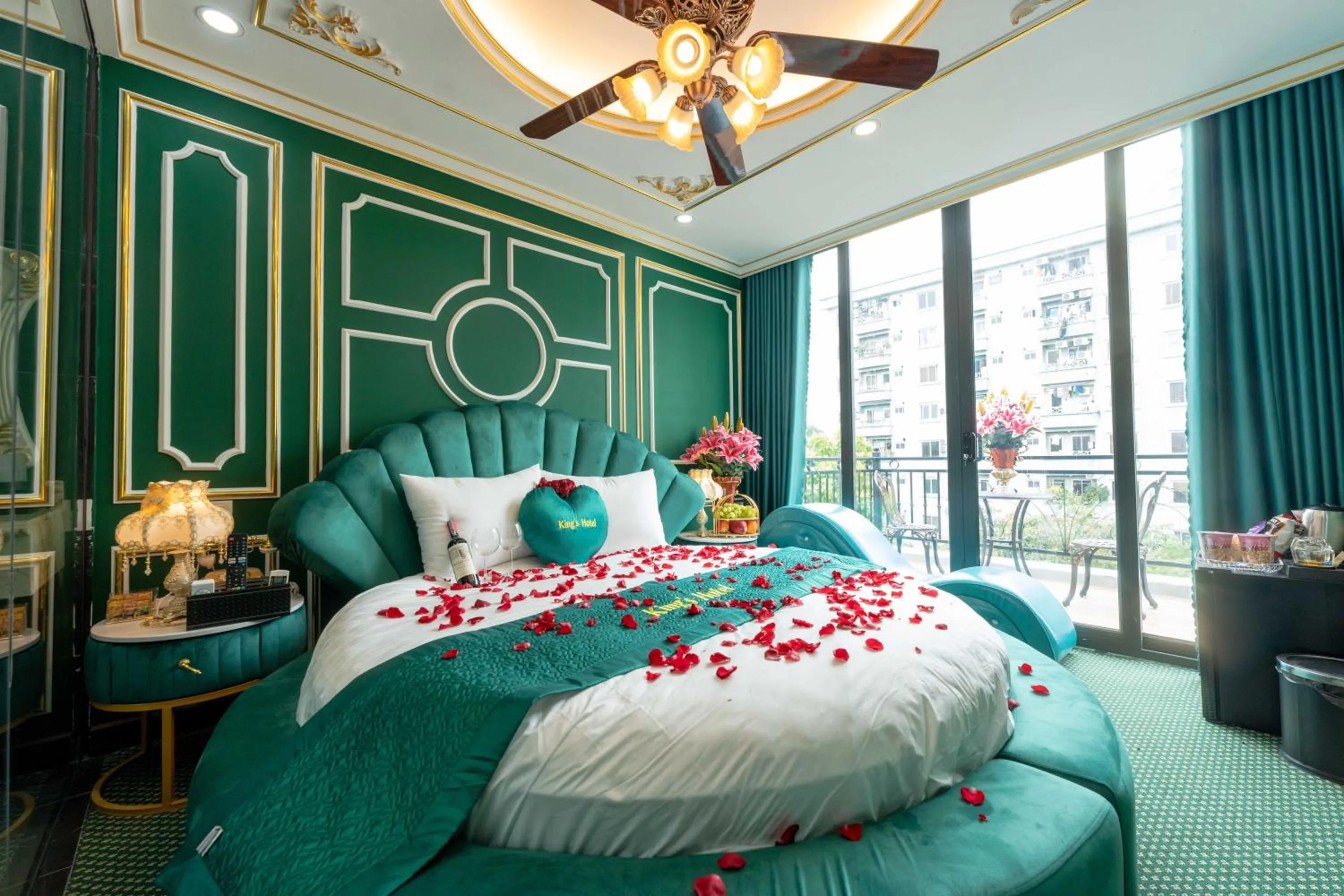 Bed in King's Hotel Linh Đàm 2