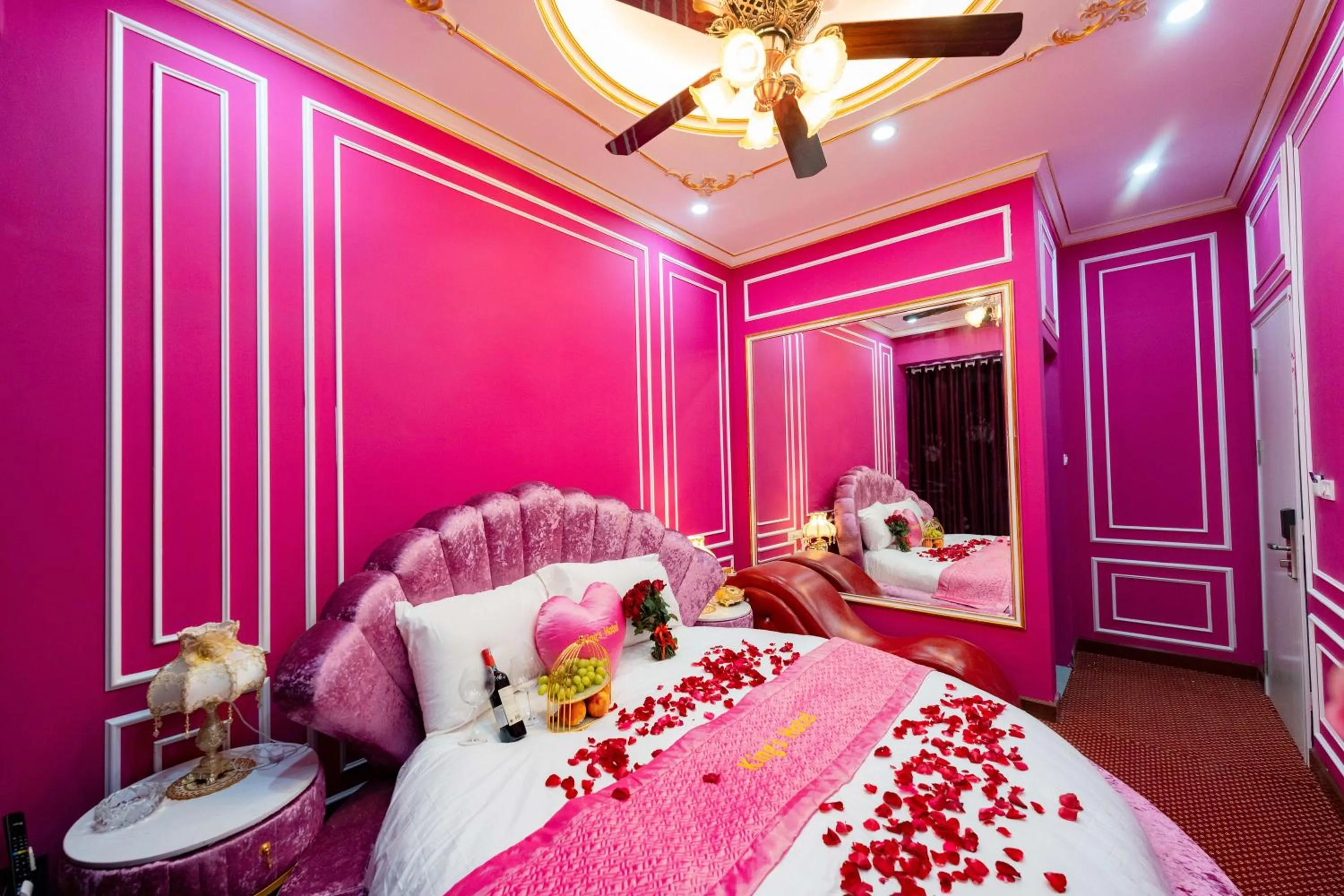 Bed in King's Hotel Linh Đàm 2