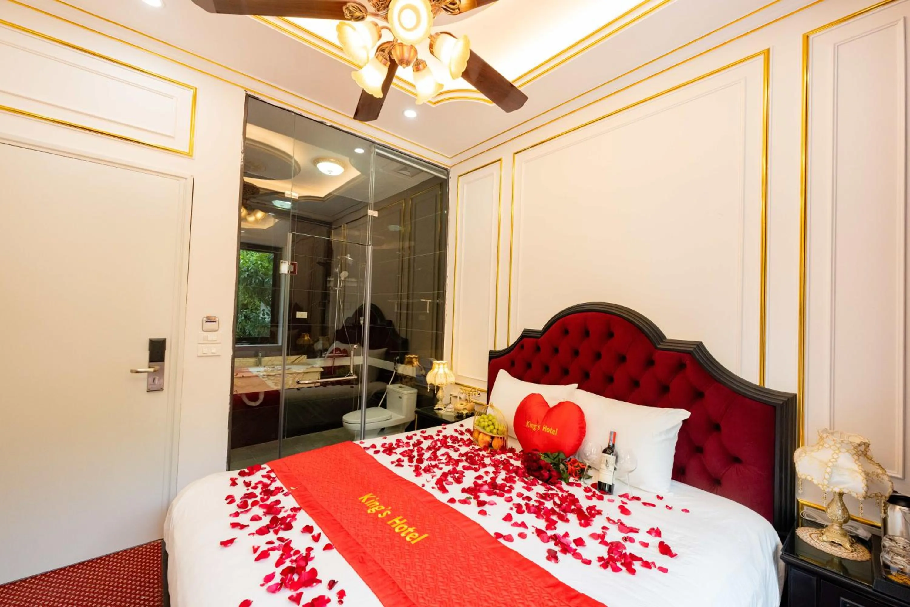 Bed in King's Hotel Linh Đàm 2