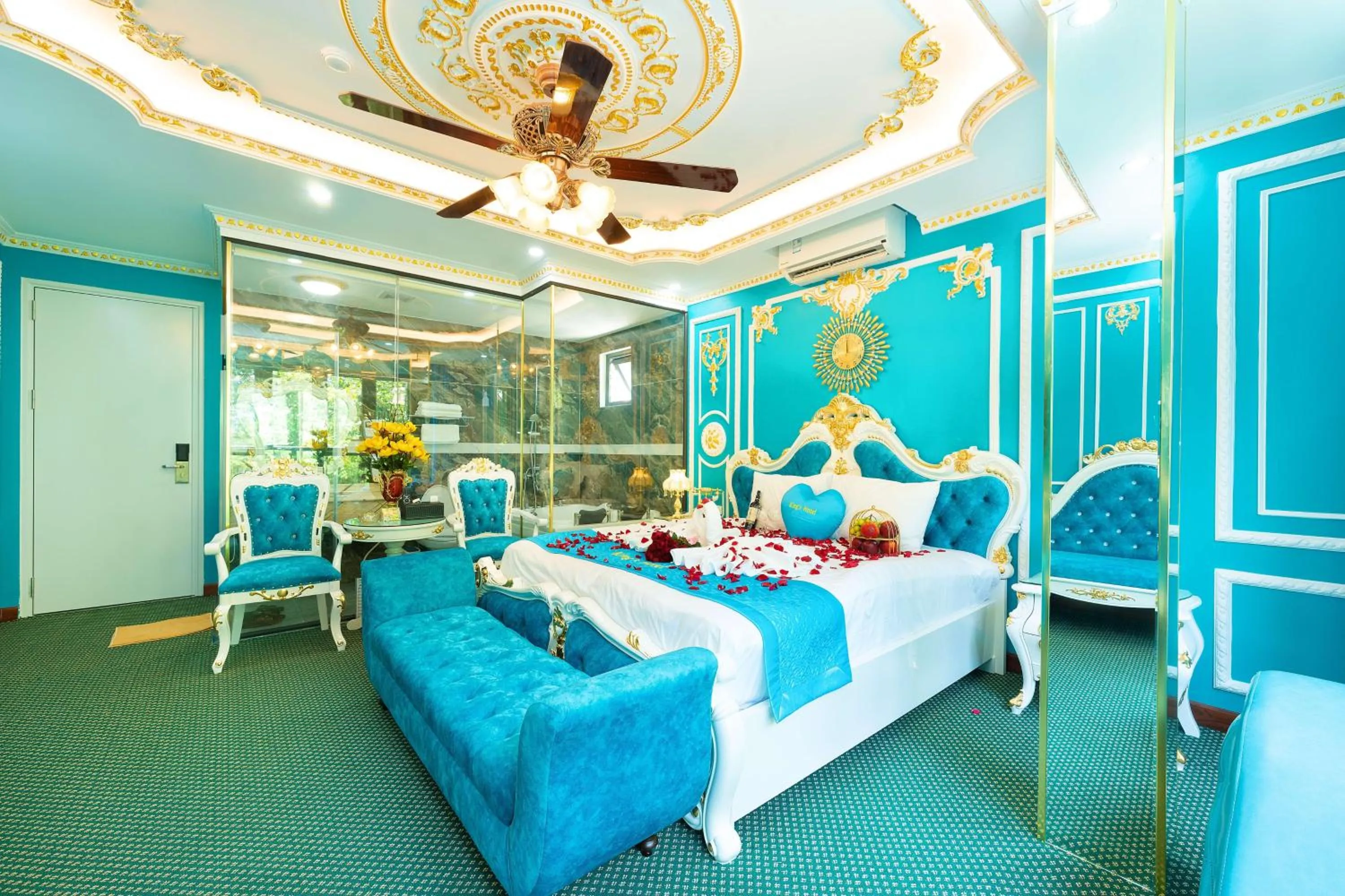 Bed in King's Hotel Linh Đàm 1