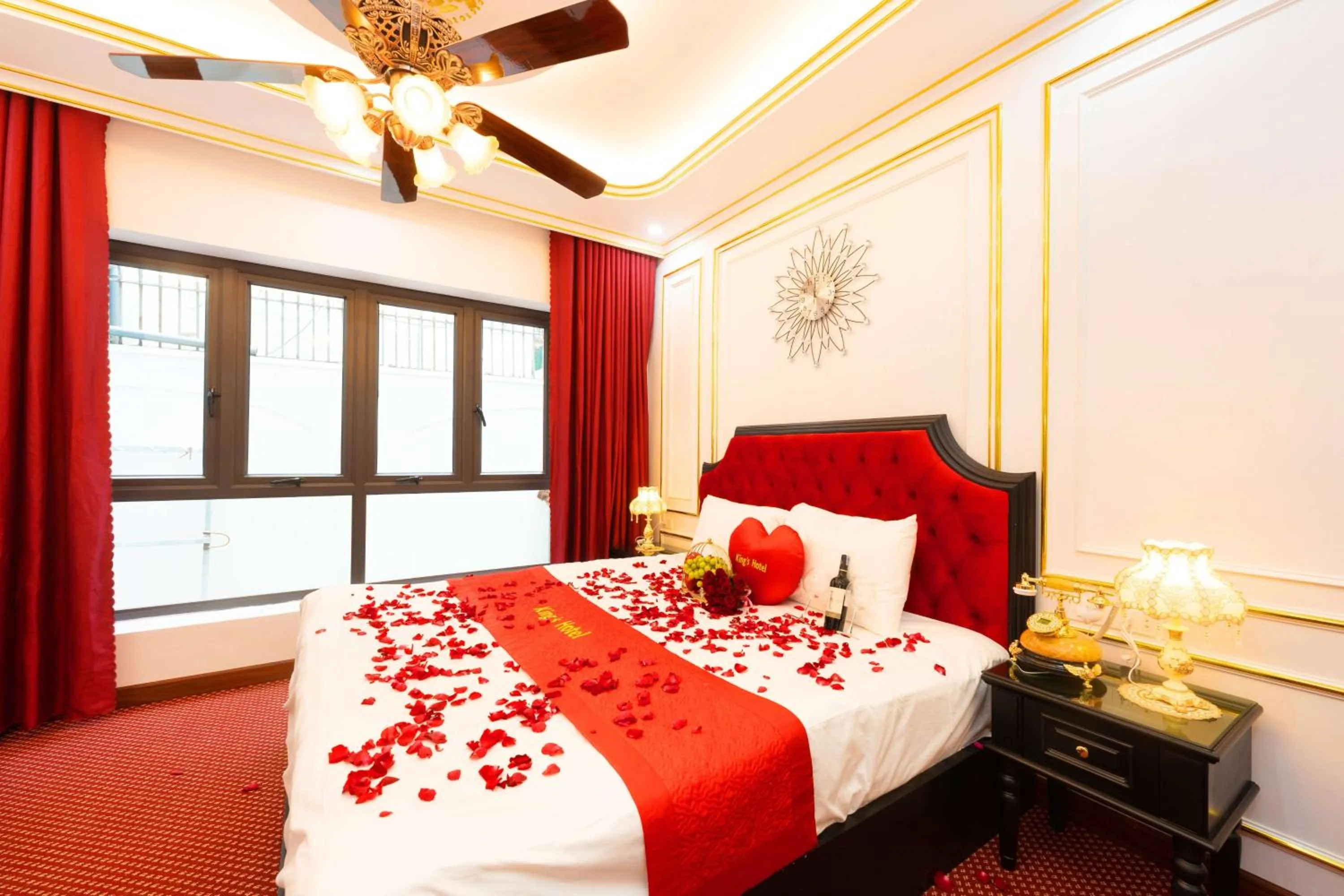 Bed in King's Hotel Linh Đàm 1