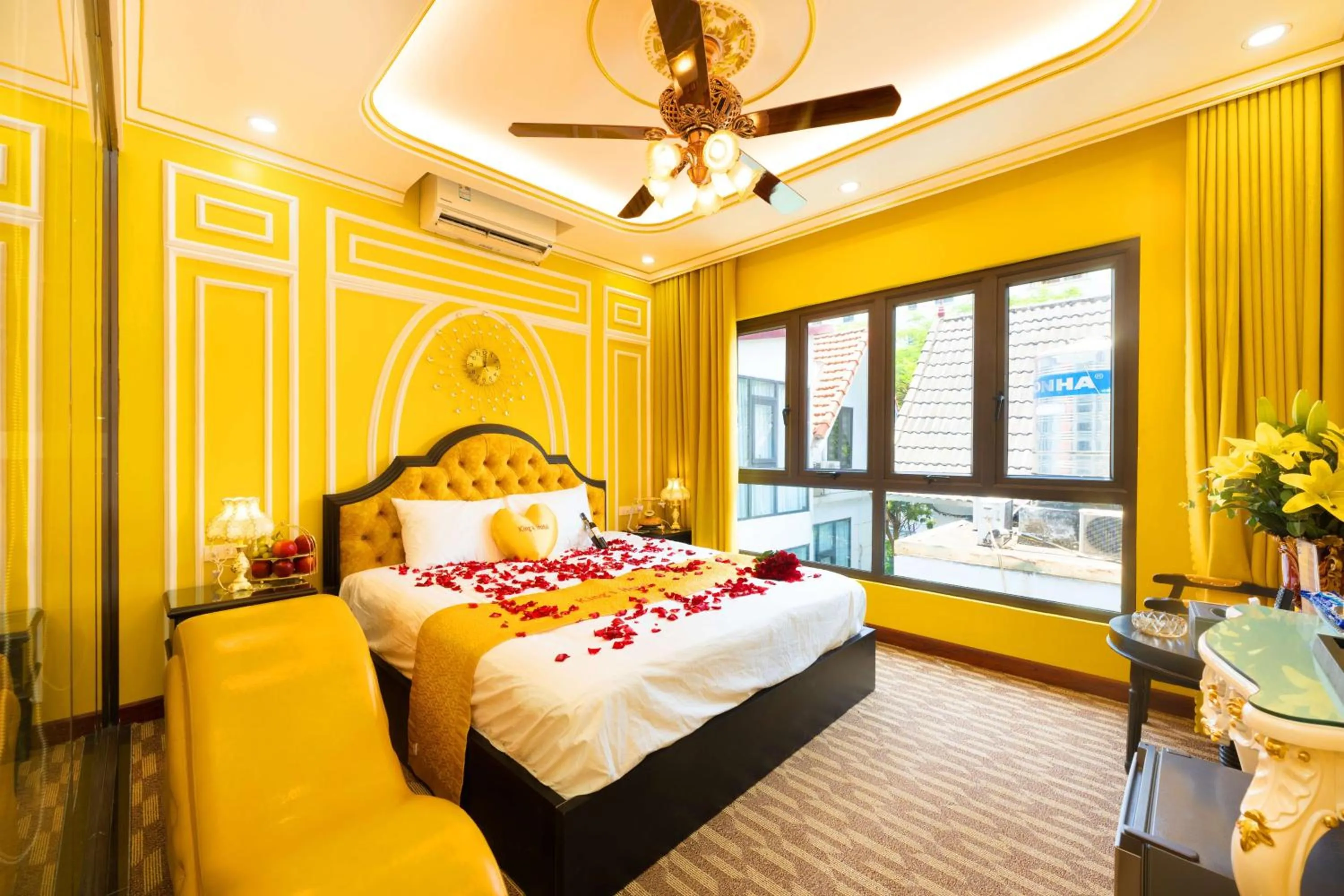 Bed in King's Hotel Linh Đàm 1