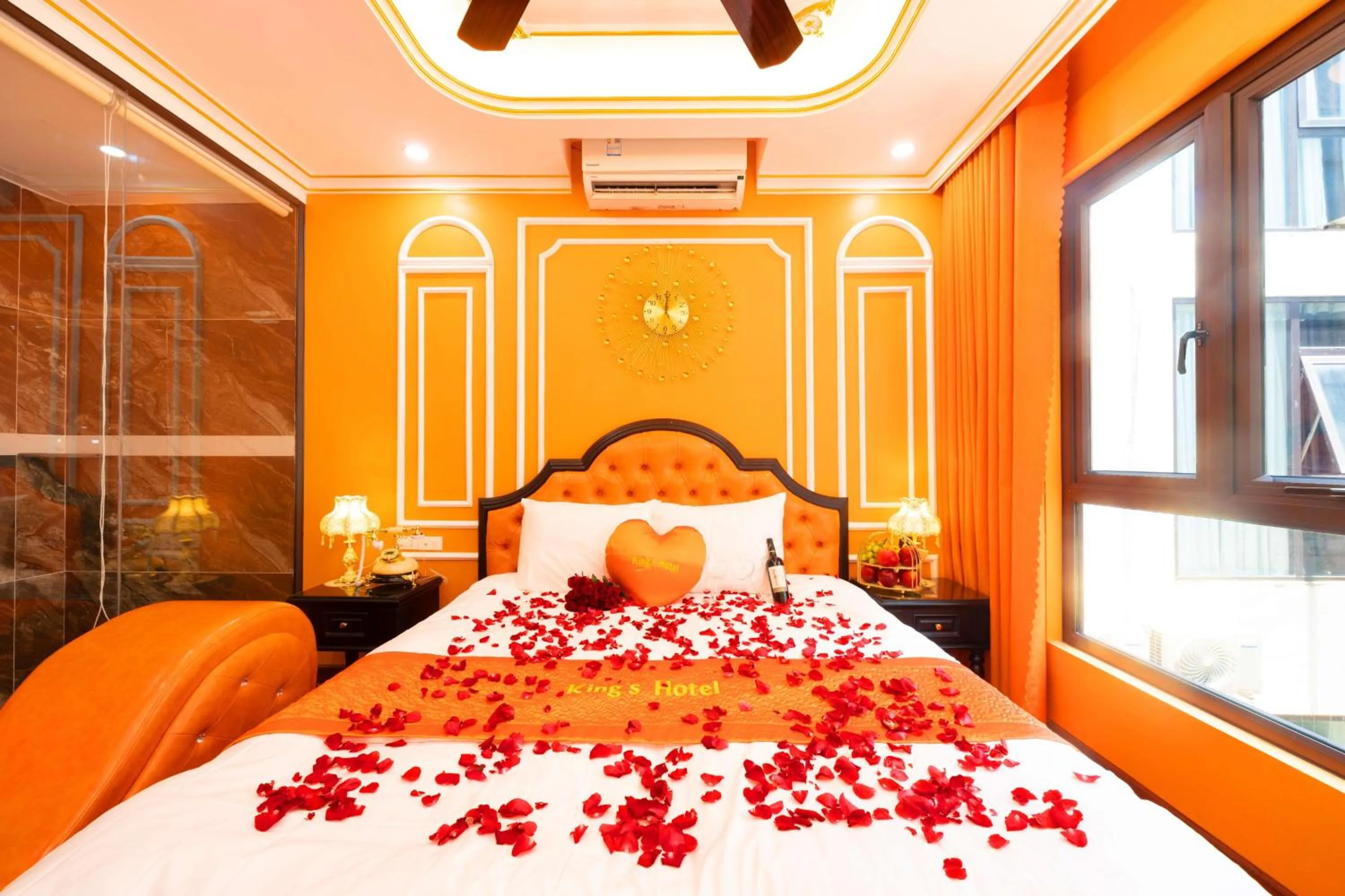 Bed in King's Hotel Linh Đàm 1