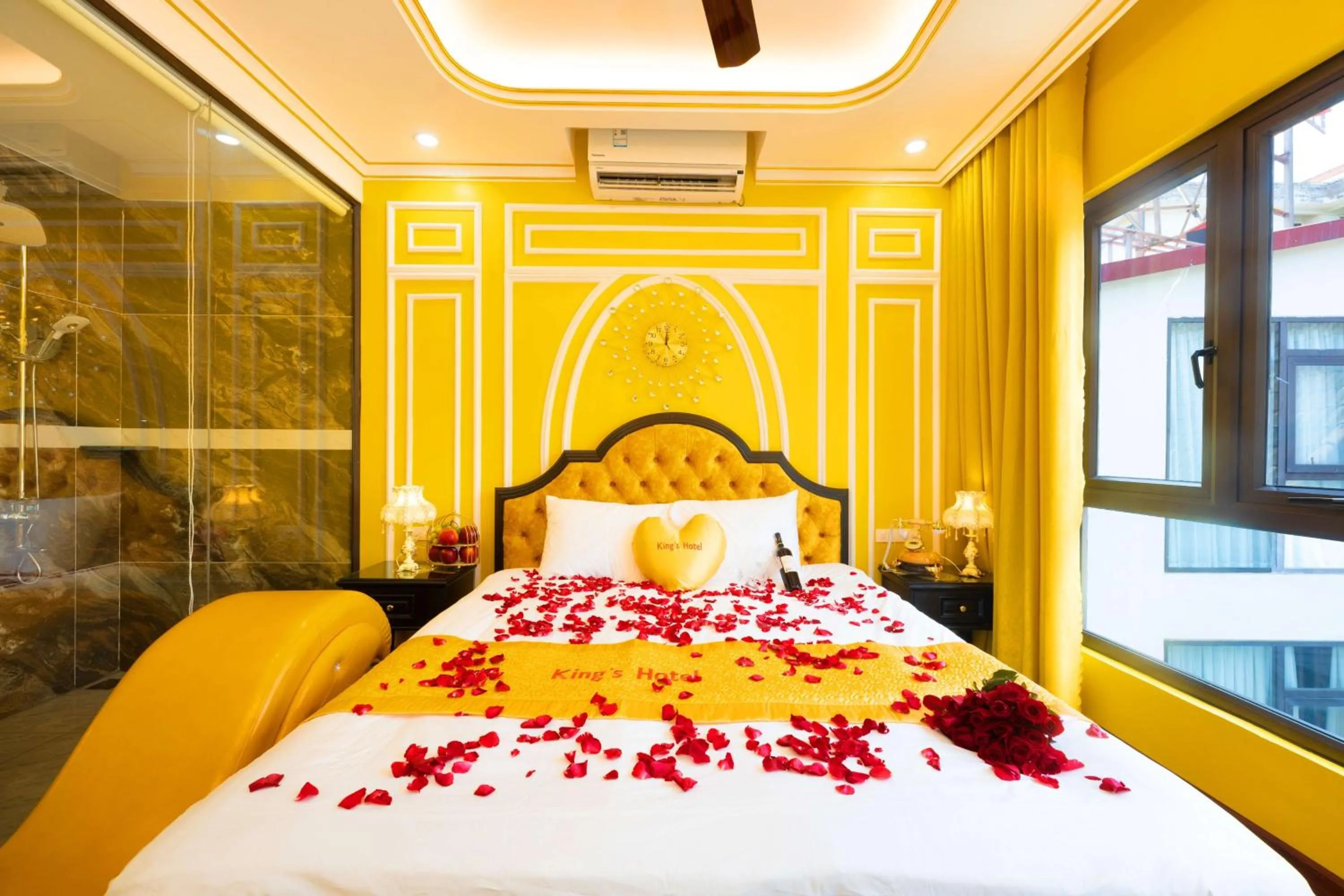 Bed in King's Hotel Linh Đàm 1