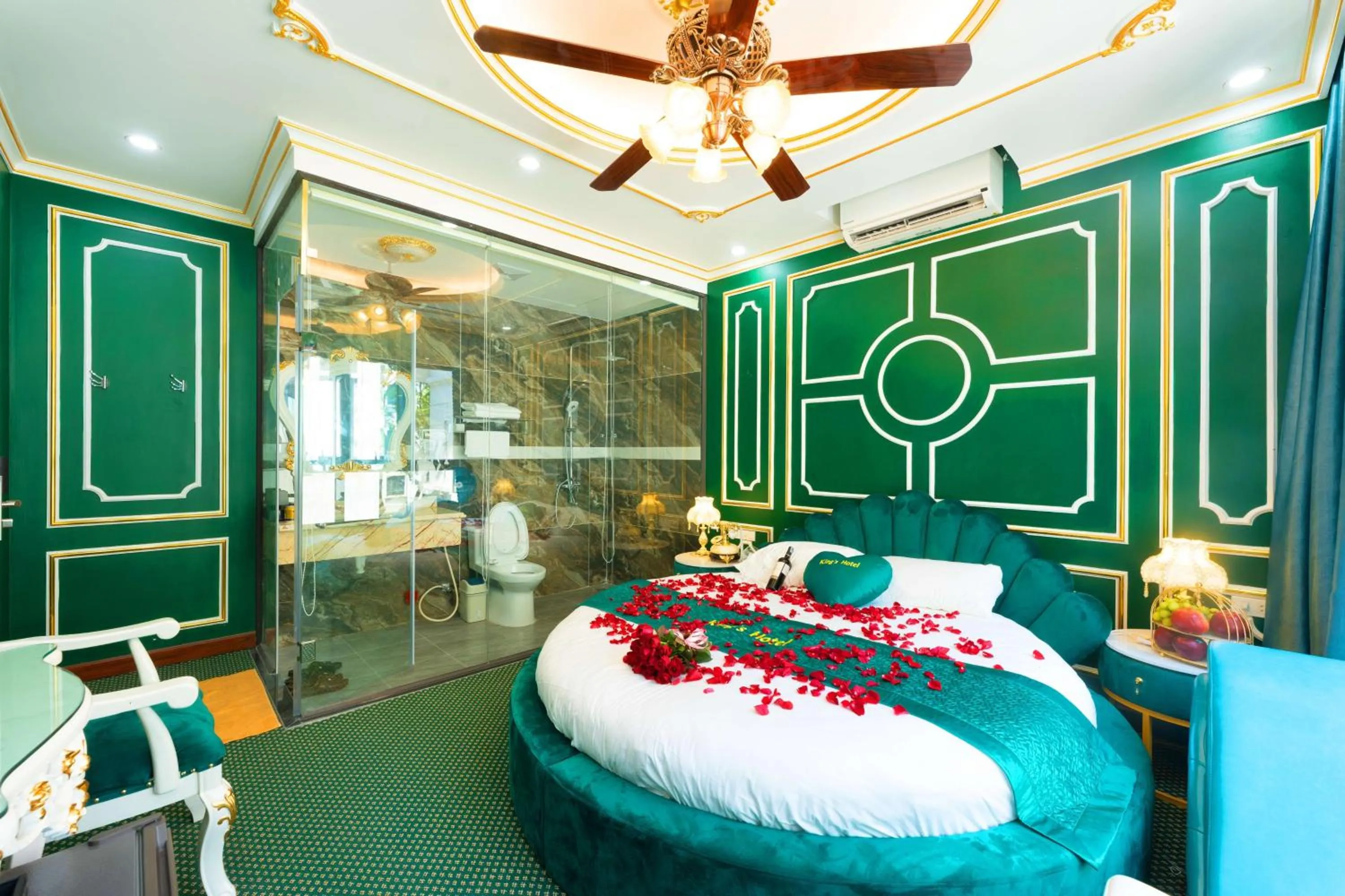 Bed in King's Hotel Linh Đàm 1