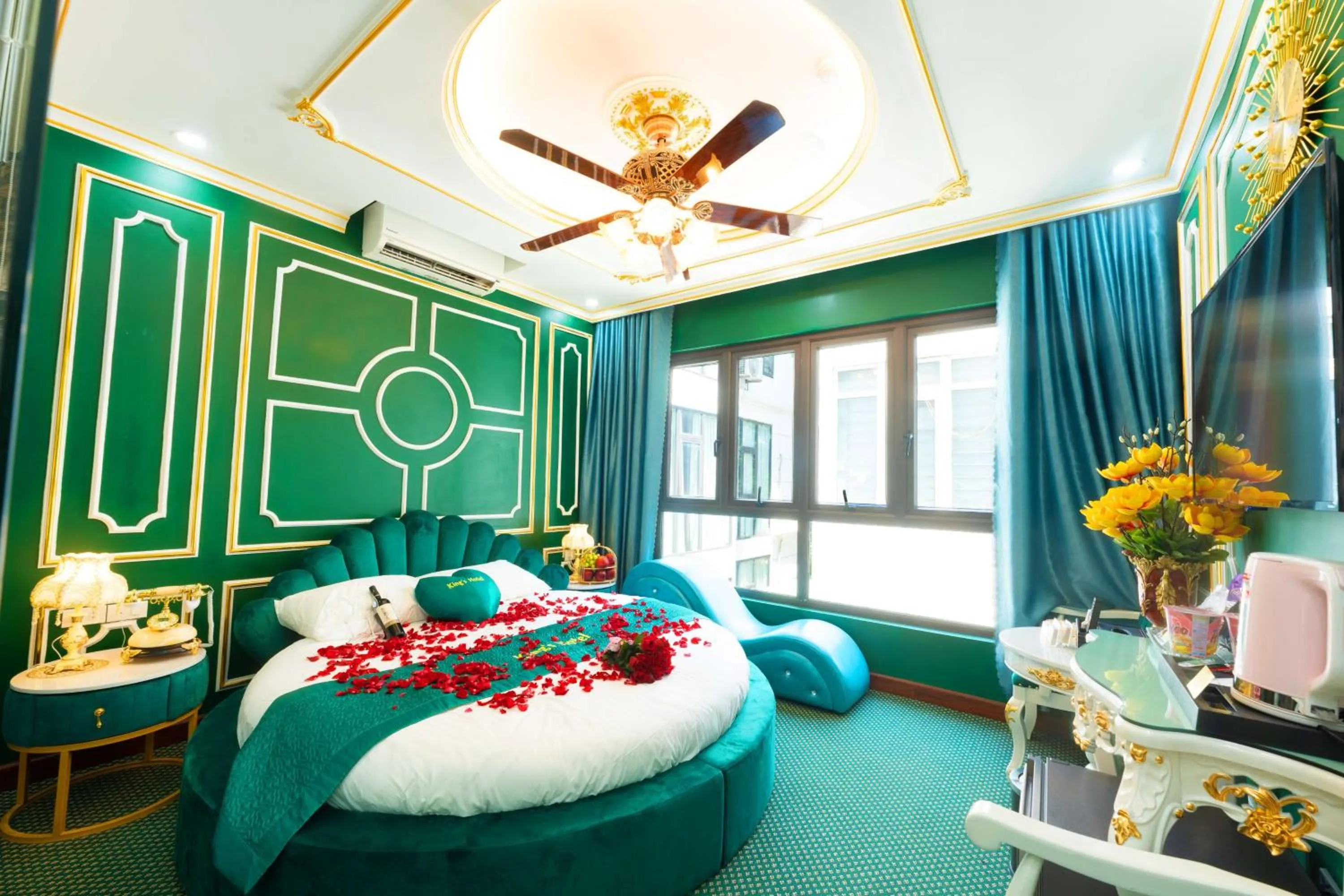 Bed in King's Hotel Linh Đàm 1