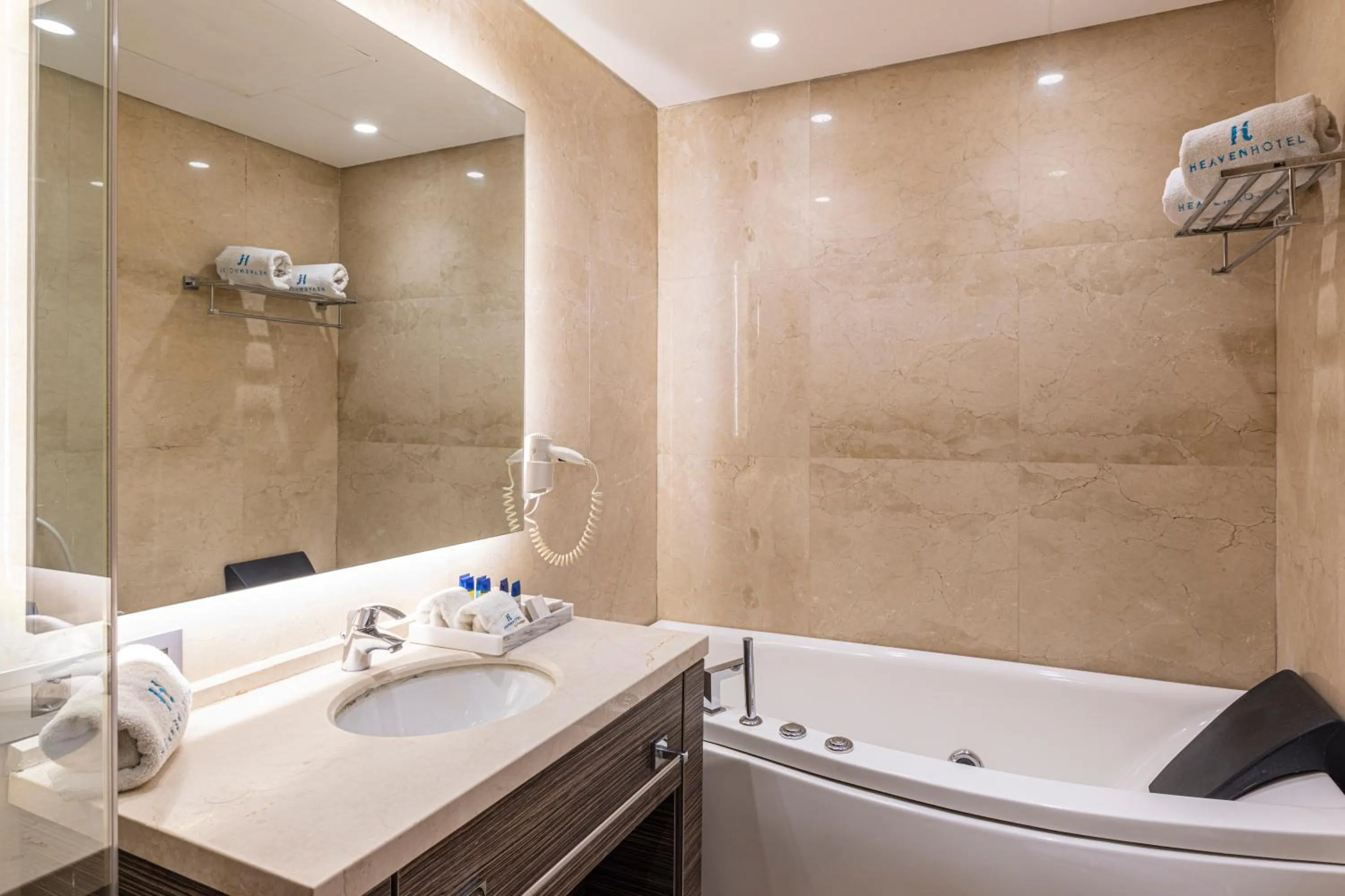 Hot Tub in Heaven Prestige Hotel