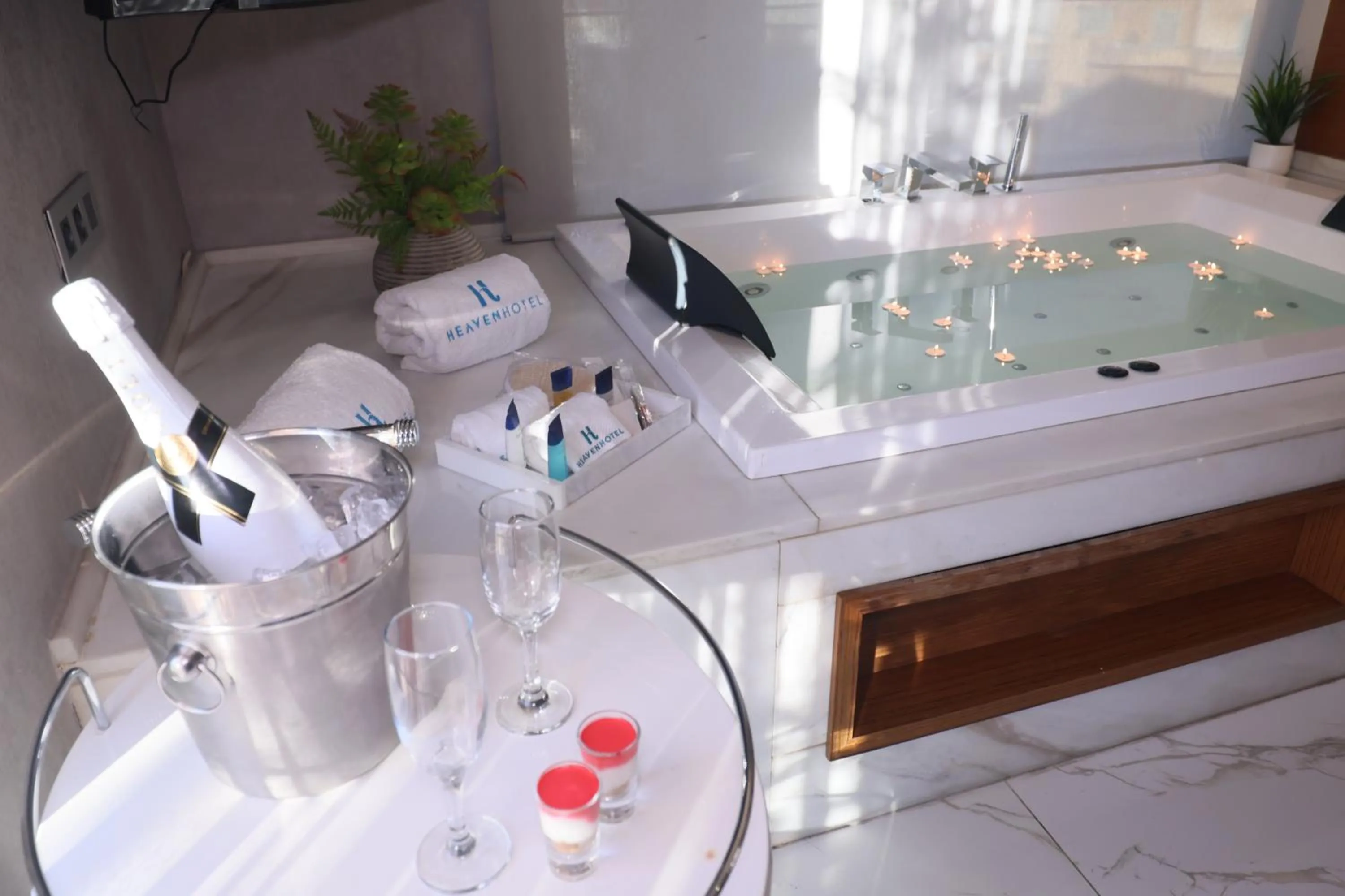 Hot Tub in Heaven Prestige Hotel