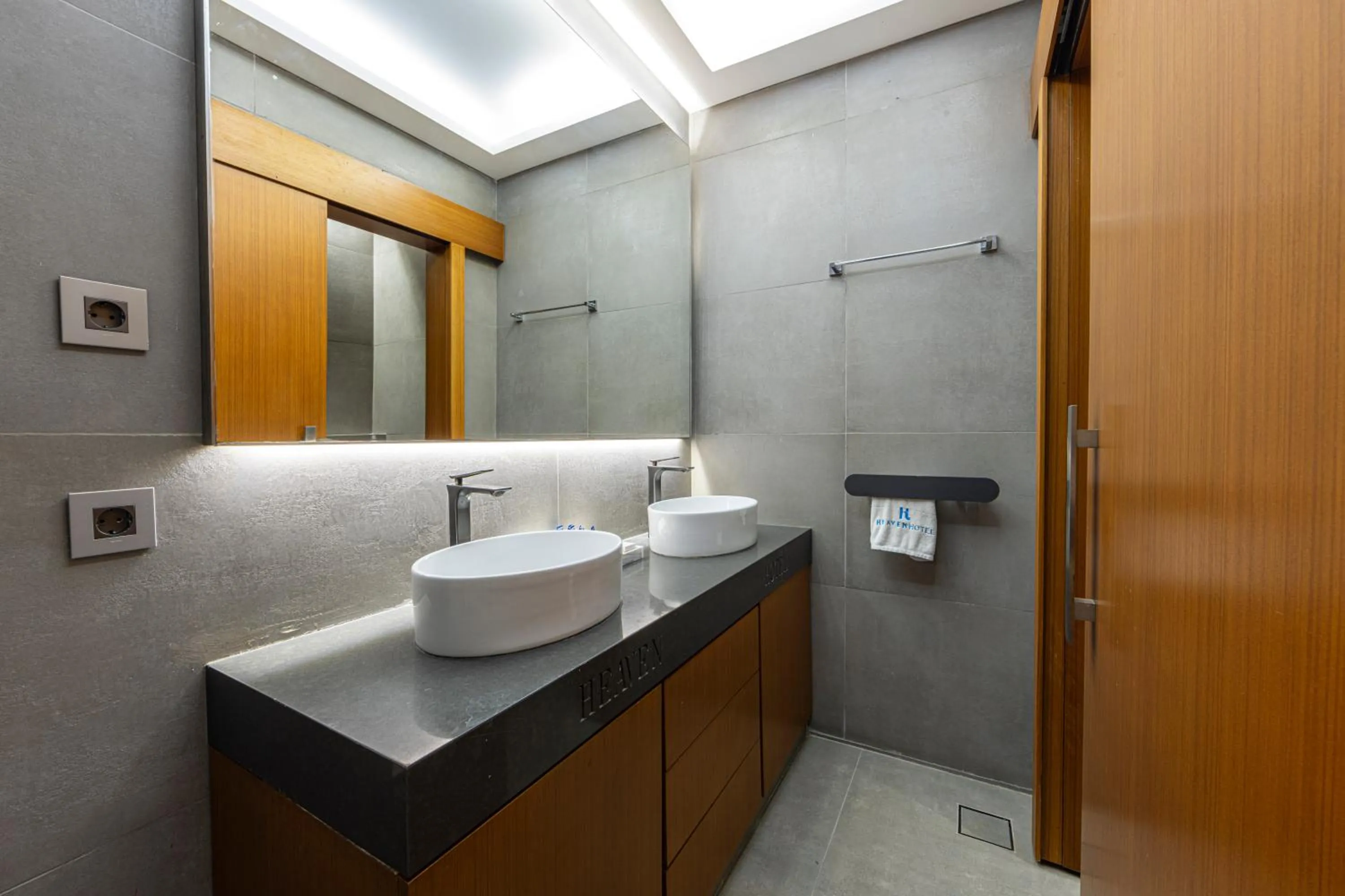 Toilet in Heaven Prestige Hotel