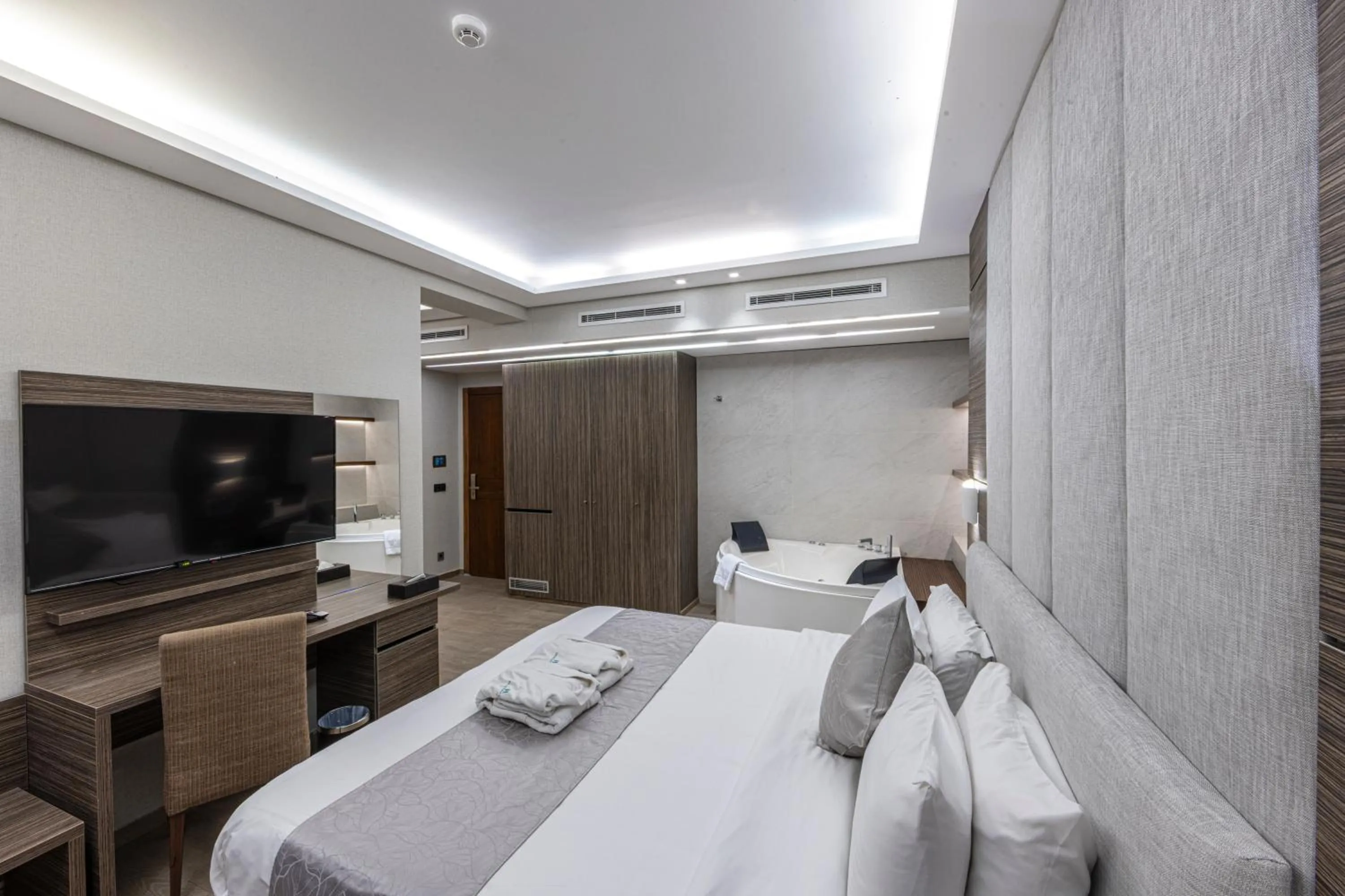 Photo of the whole room, Bed in Heaven Prestige Hotel