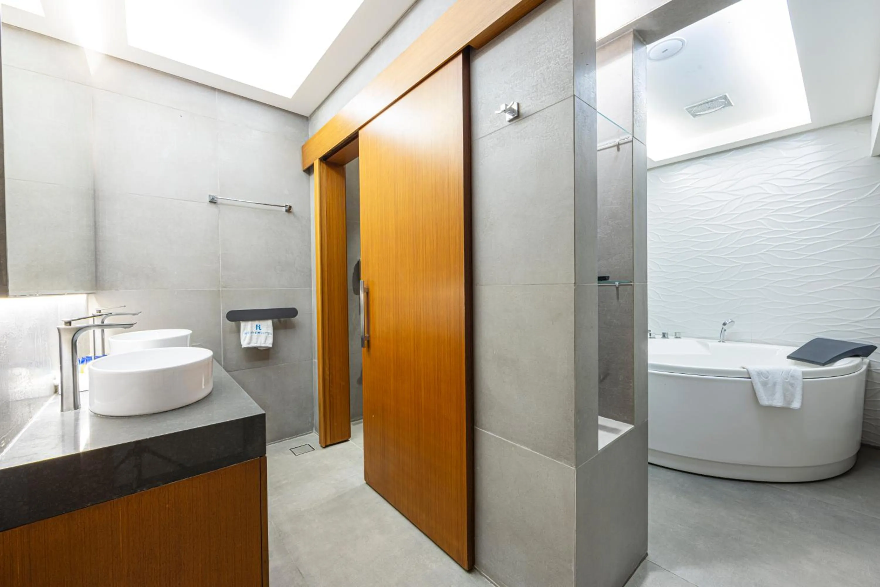 Toilet in Heaven Prestige Hotel