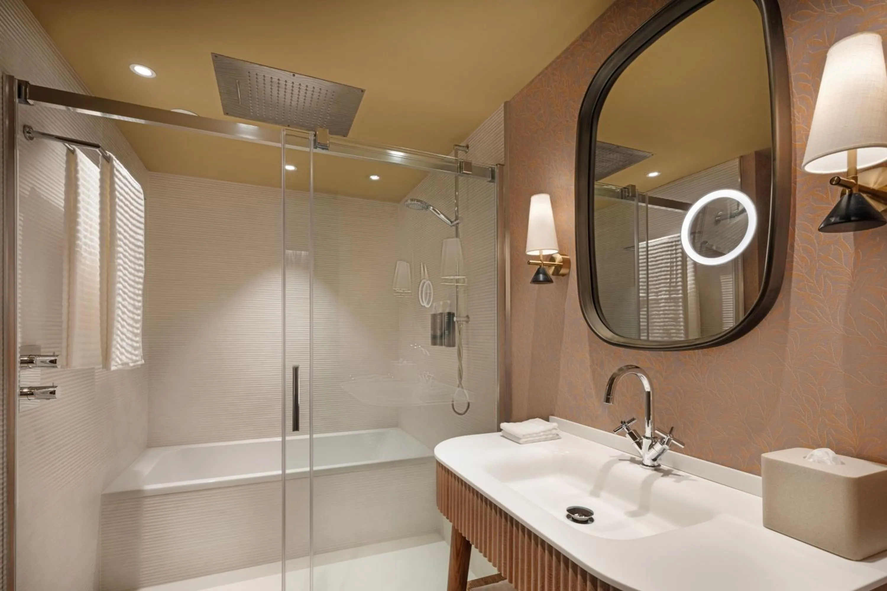 Photo of the whole room in The Westin Madrid Cuzco